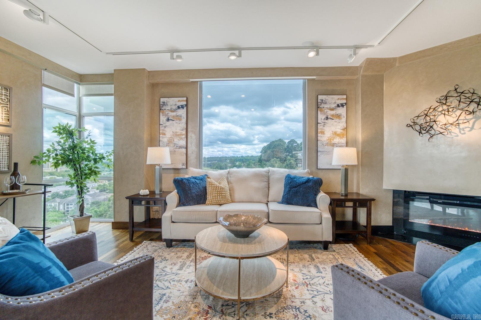 1 Treetops Unit: 1002E