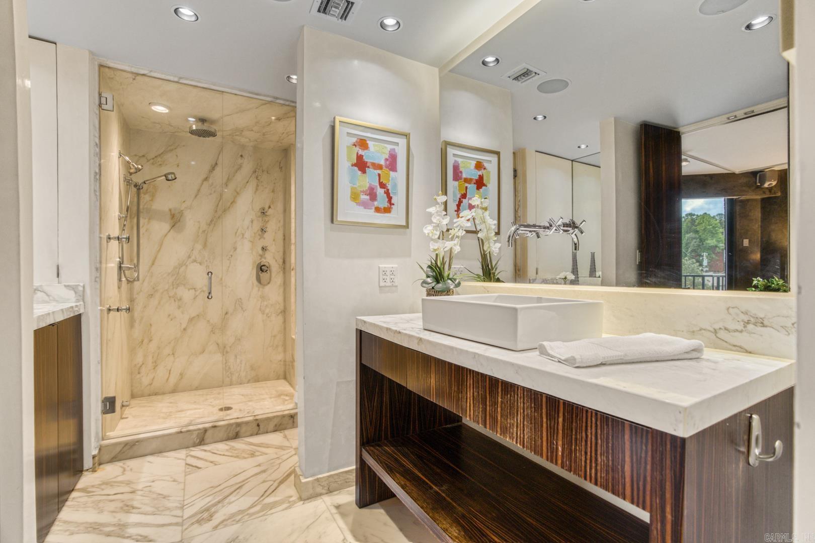1 Treetops Unit: 1002E