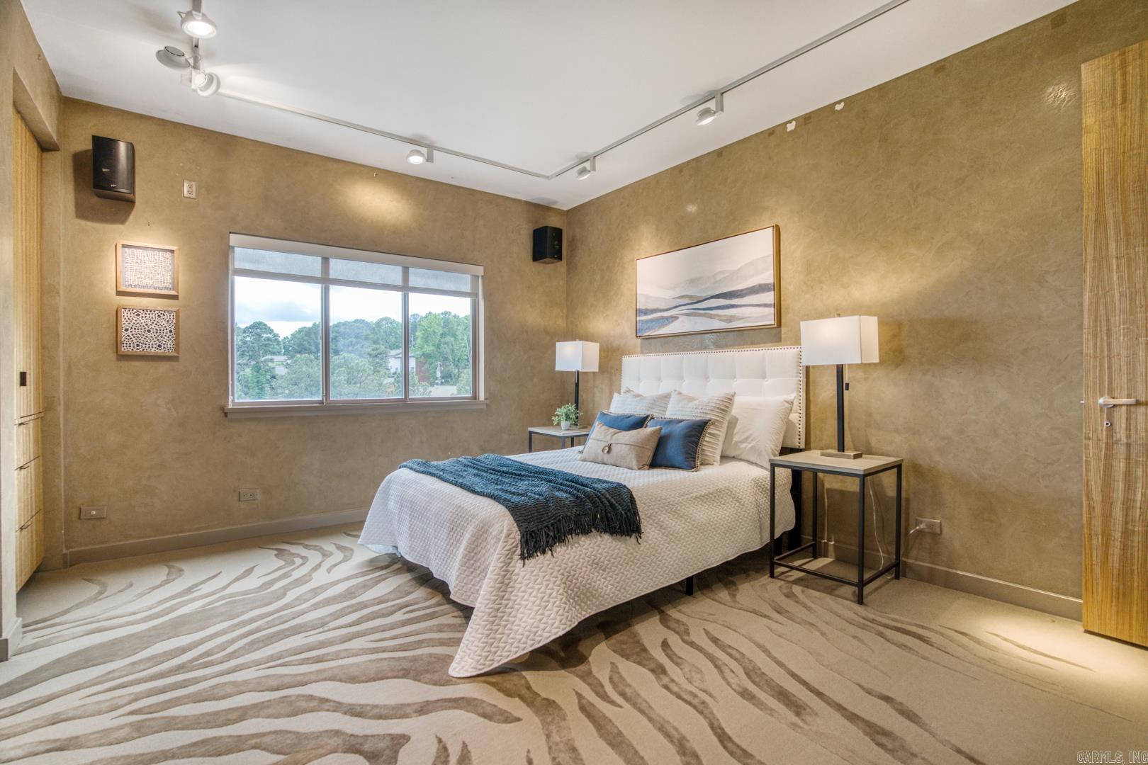 1 Treetops Unit: 1002E