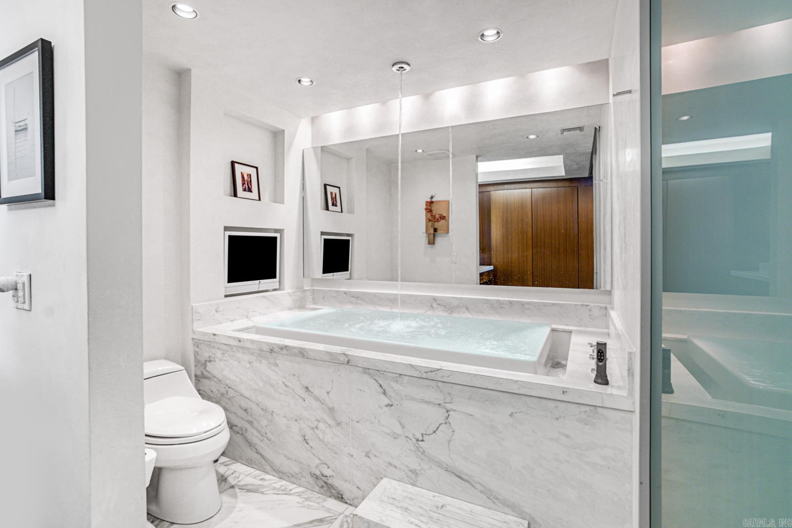 1 Treetops Unit: 1002E