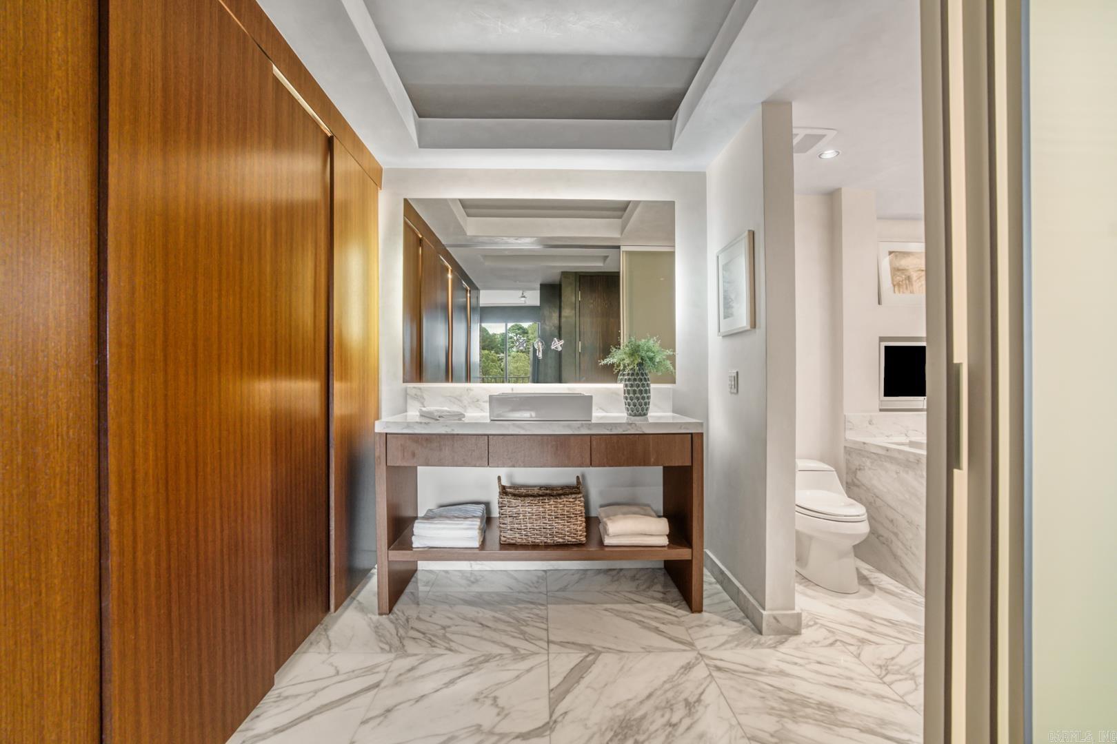 1 Treetops Unit: 1002E