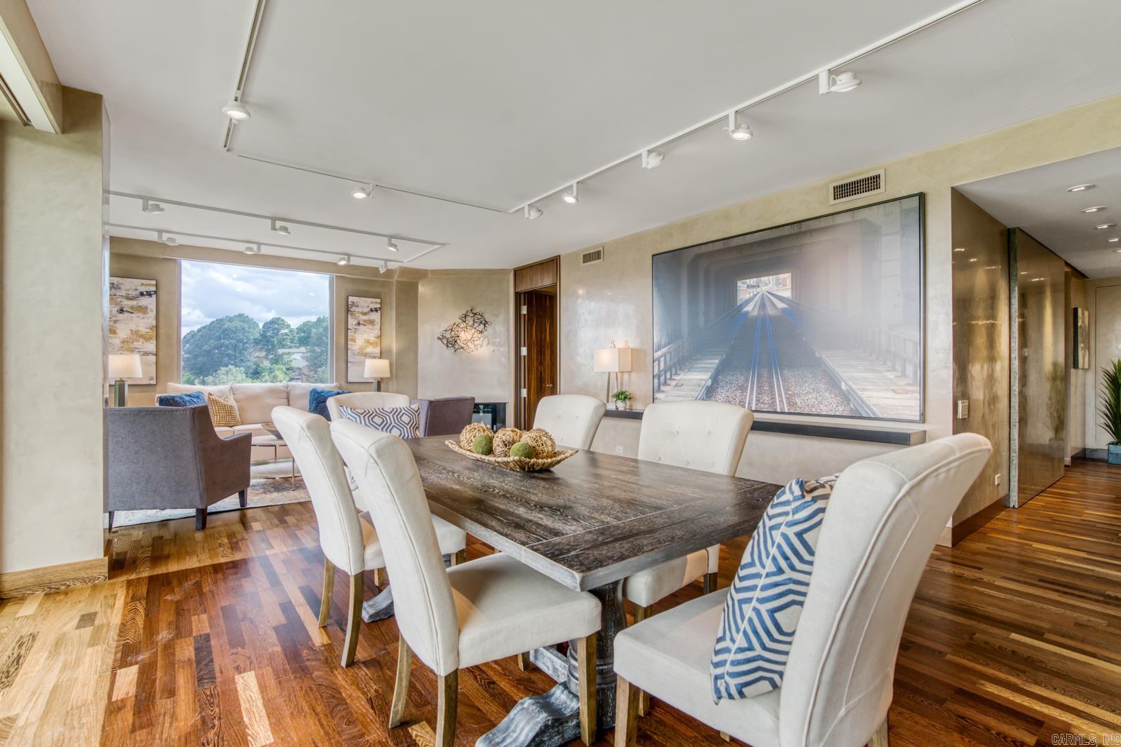1 Treetops Unit: 1002E