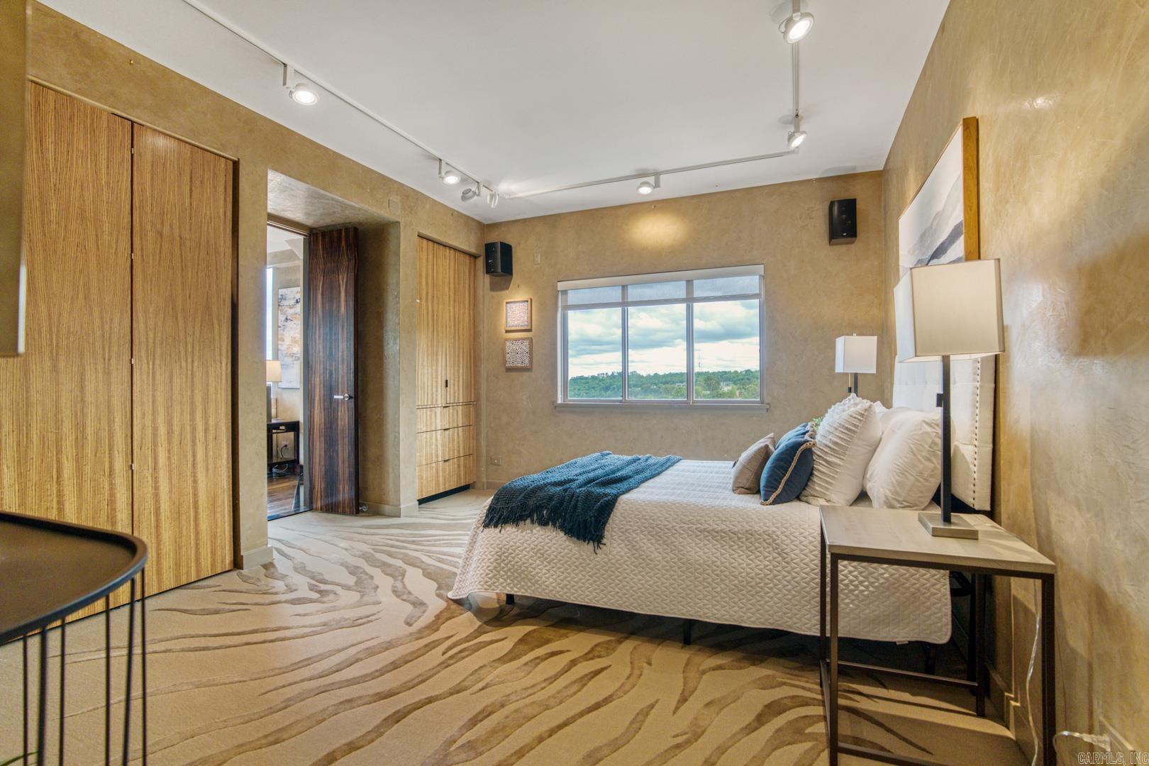 1 Treetops Unit: 1002E