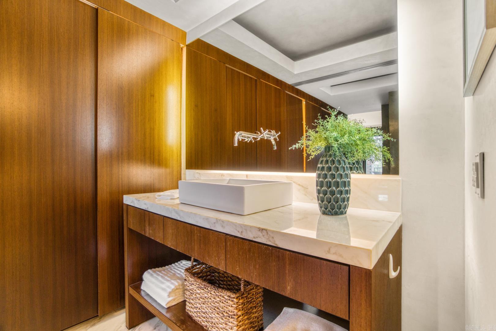 1 Treetops Unit: 1002E