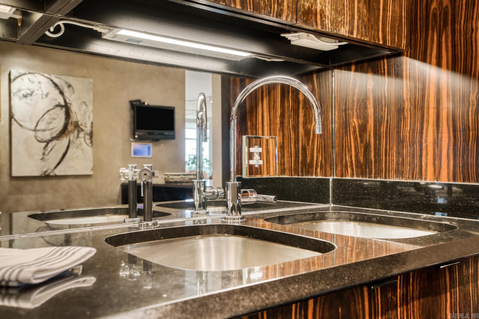 1 Treetops Unit: 1002E