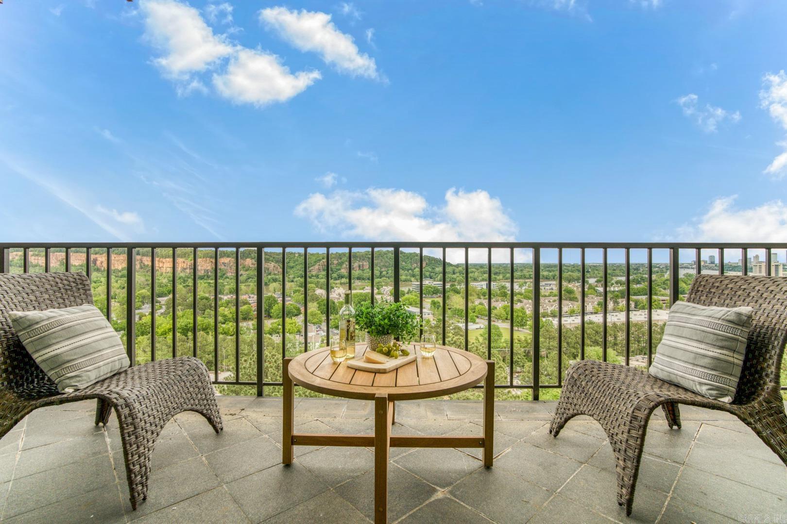 1 Treetops Unit: 1002E