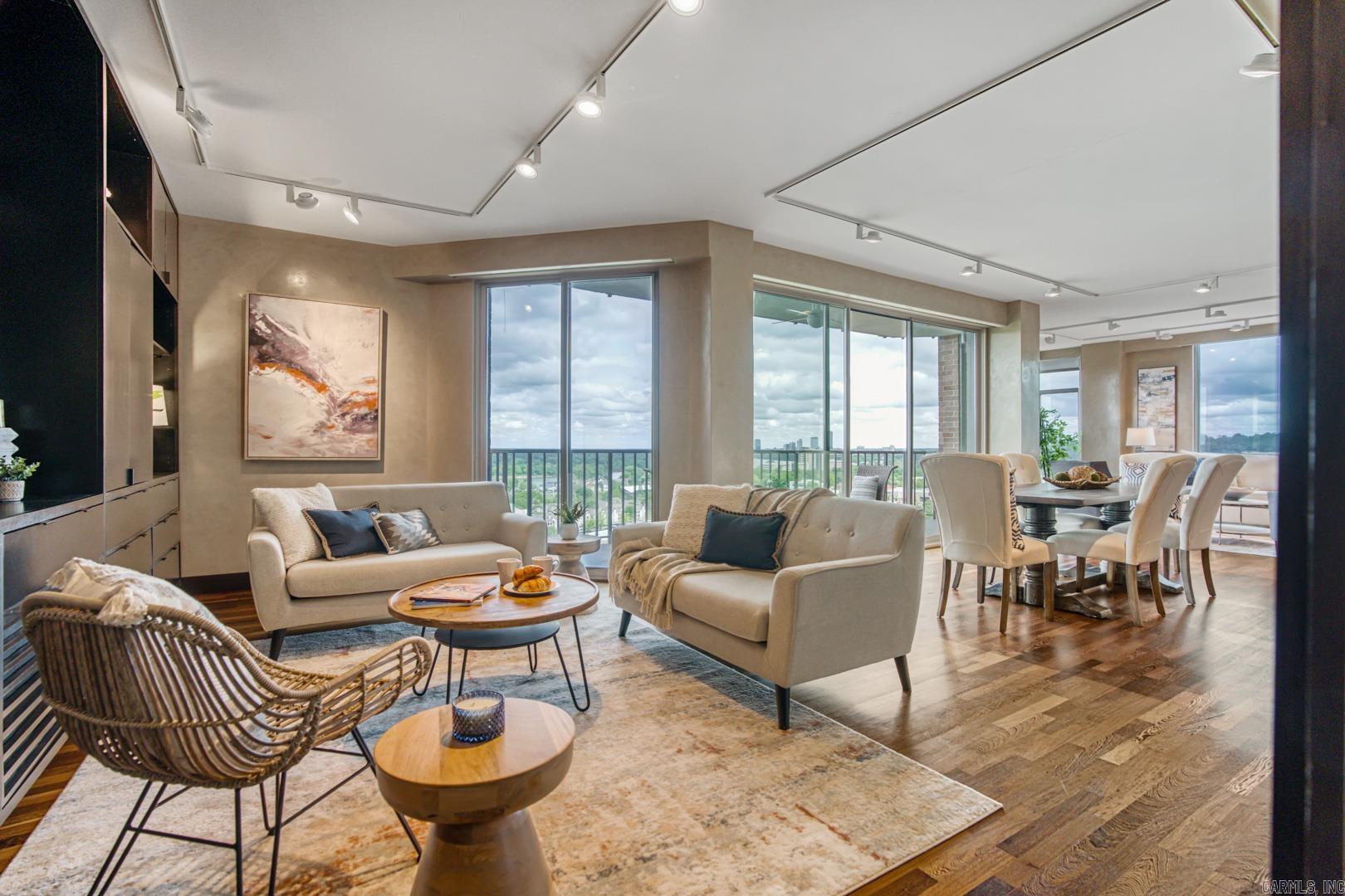 1 Treetops Unit: 1002E