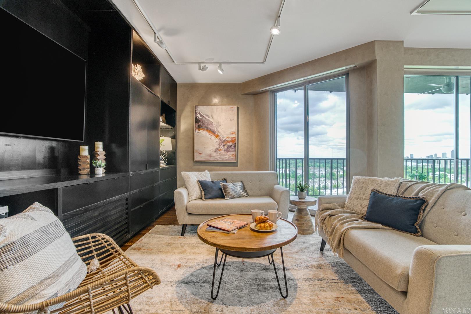 1 Treetops Unit: 1002E