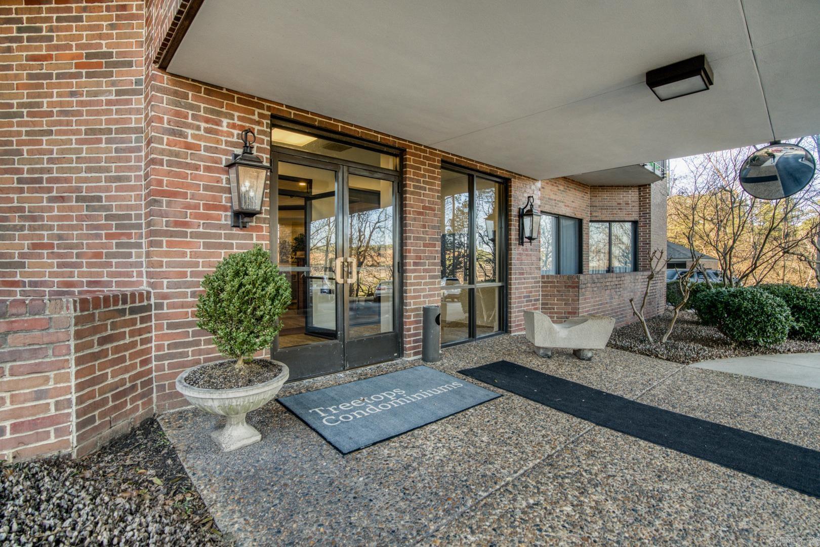 1 Treetops Unit: 1002E