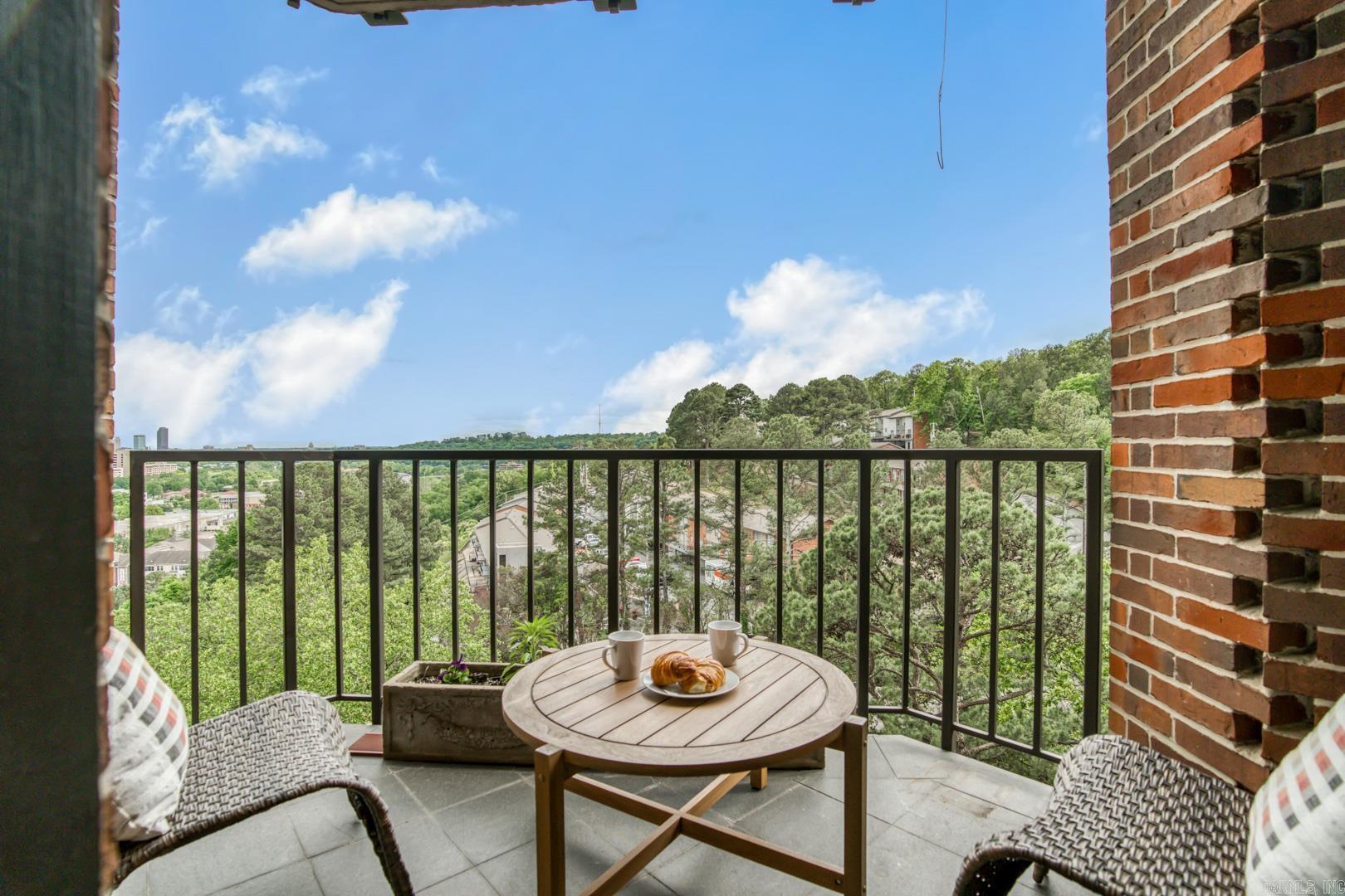 1 Treetops Unit: 1002E