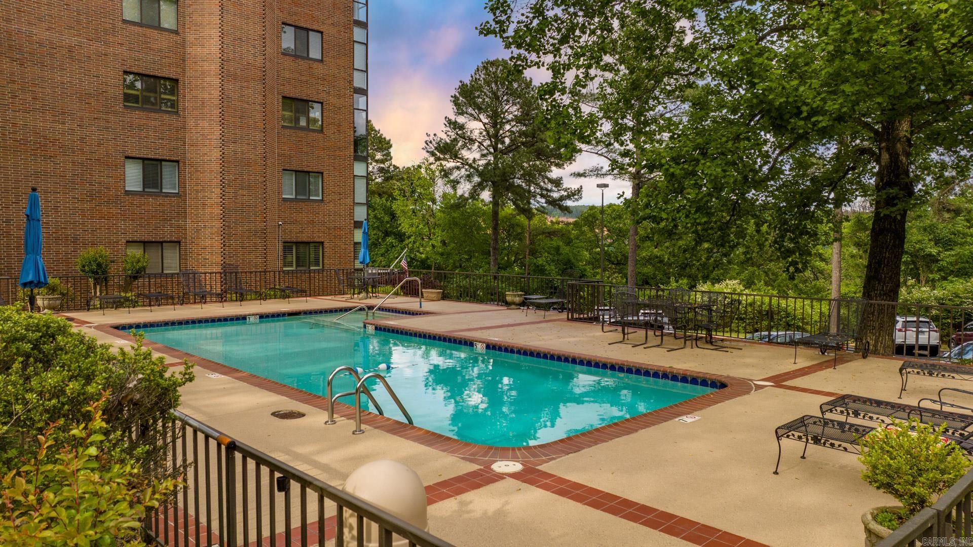 1 Treetops Unit: 1002E