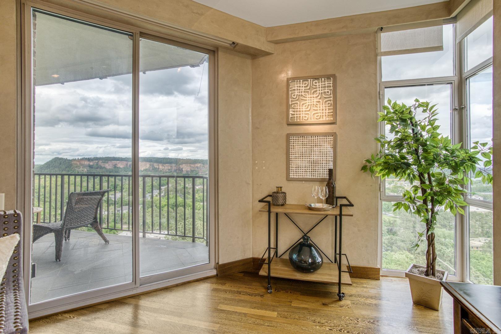 1 Treetops Unit: 1002E