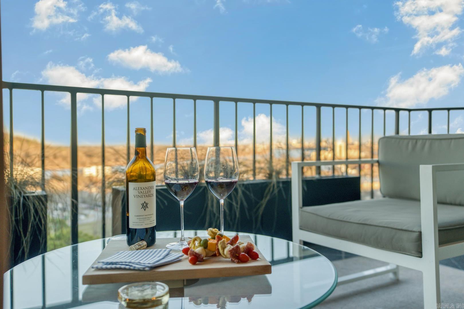 1 Treetops Unit: 1002E