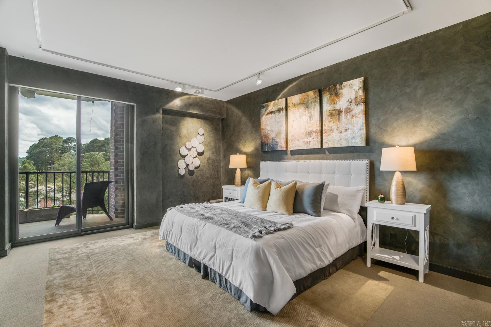 1 Treetops Unit: 1002E