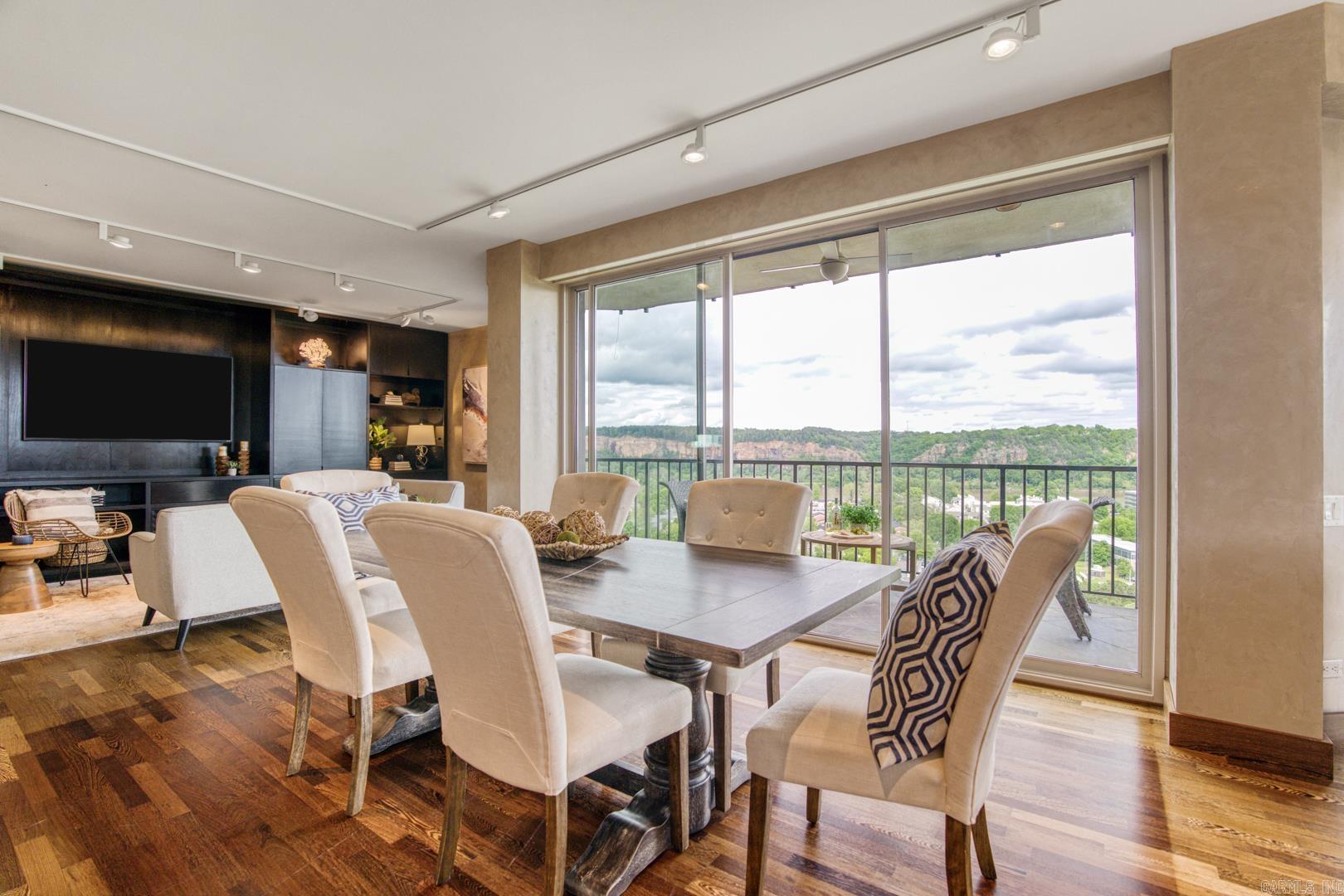 1 Treetops Unit: 1002E