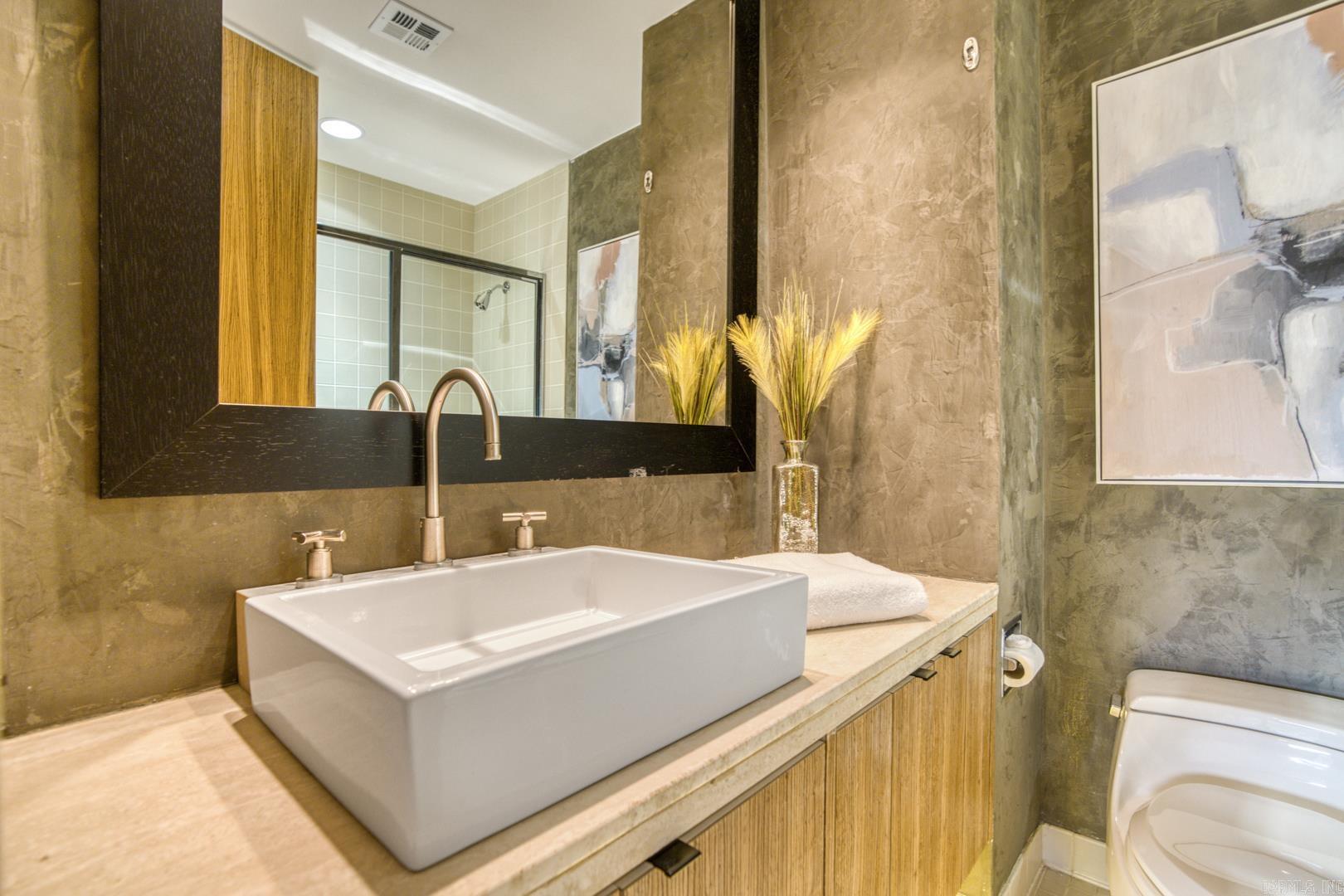 1 Treetops Unit: 1002E