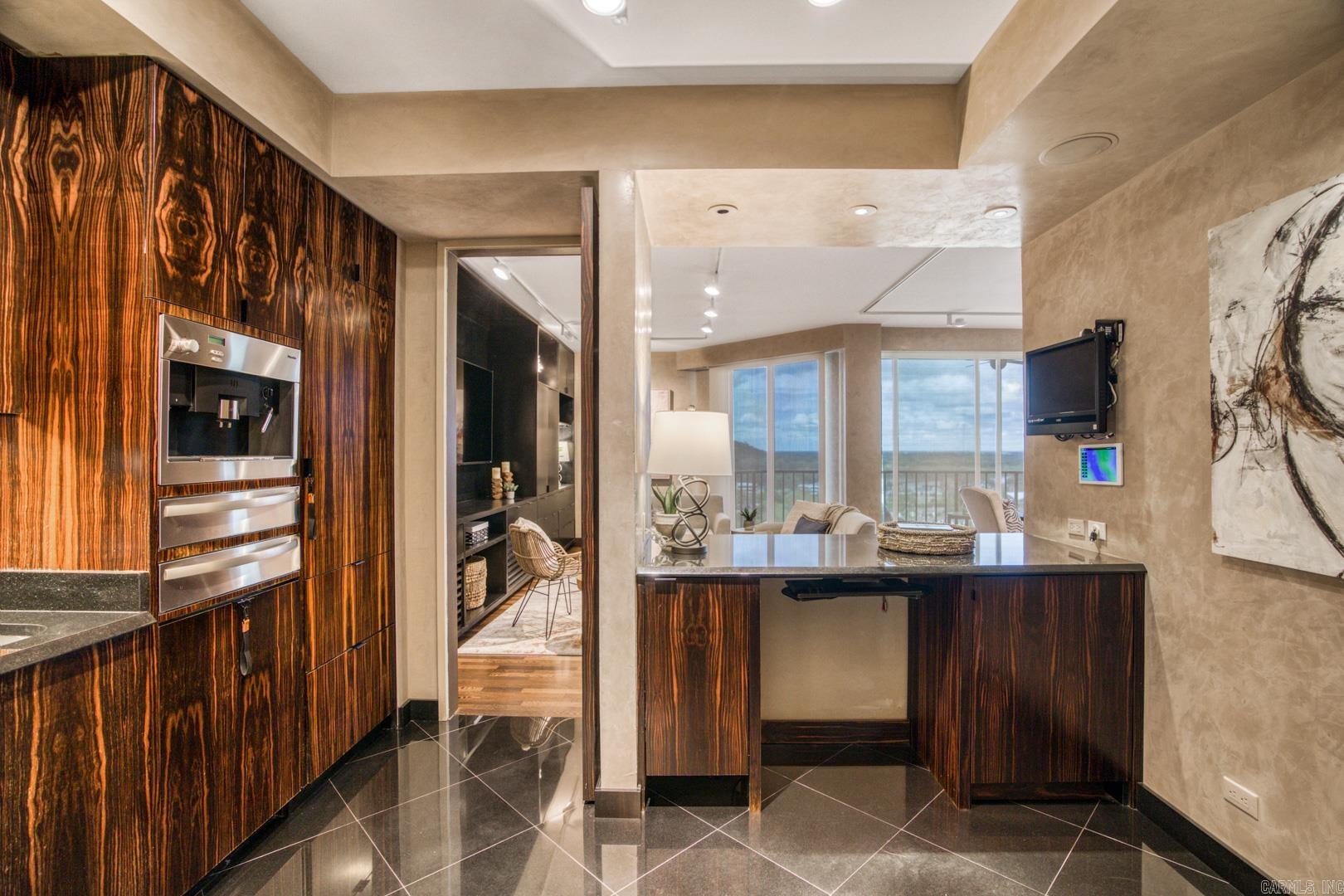 1 Treetops Unit: 1002E