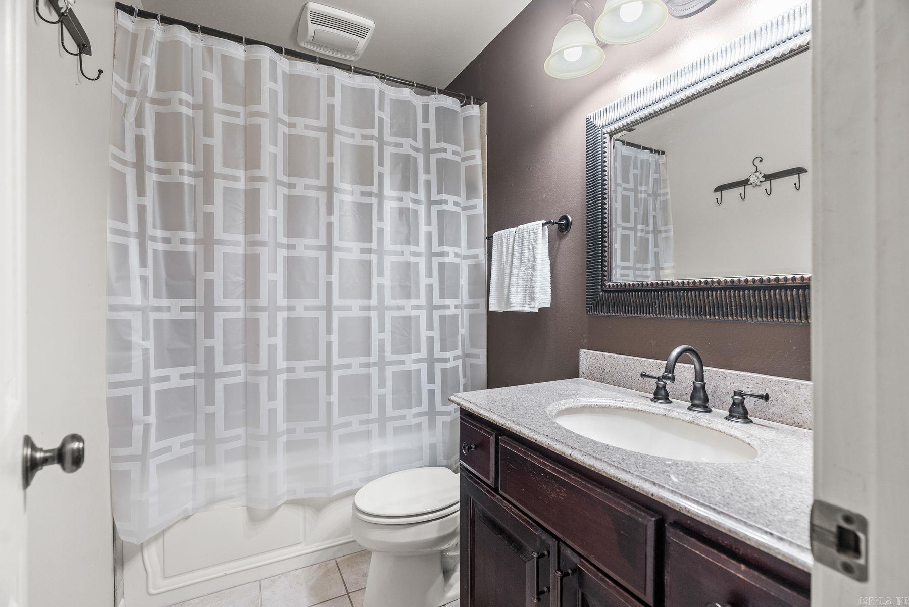 2210 E Maryland Avenue