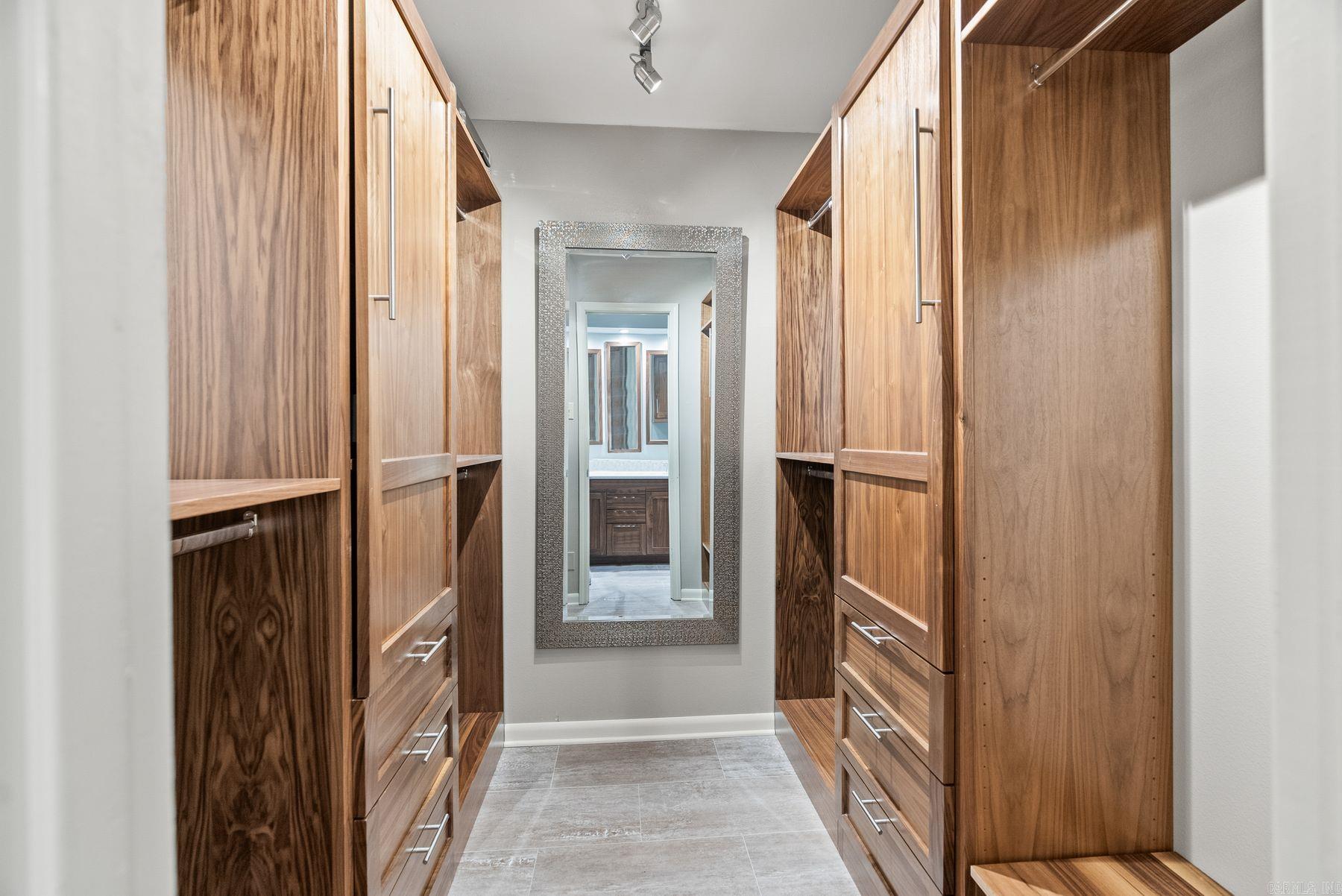 2210 E Maryland Avenue