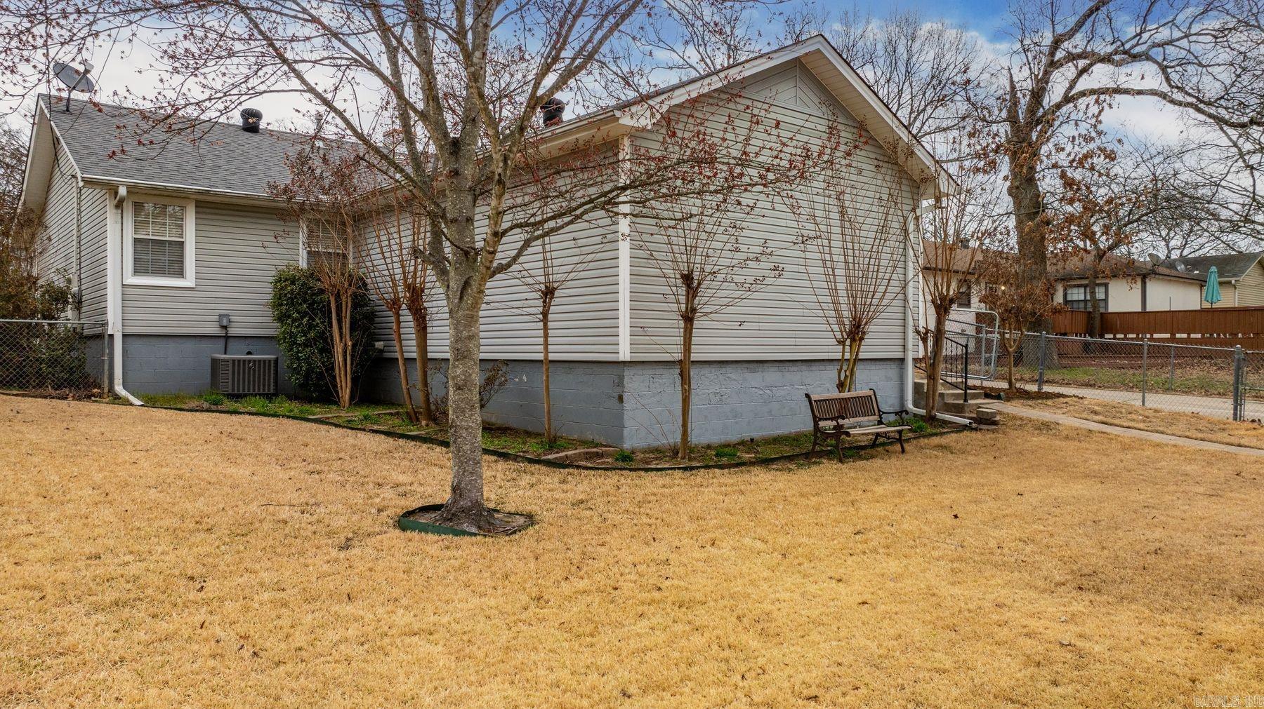 2210 E Maryland Avenue