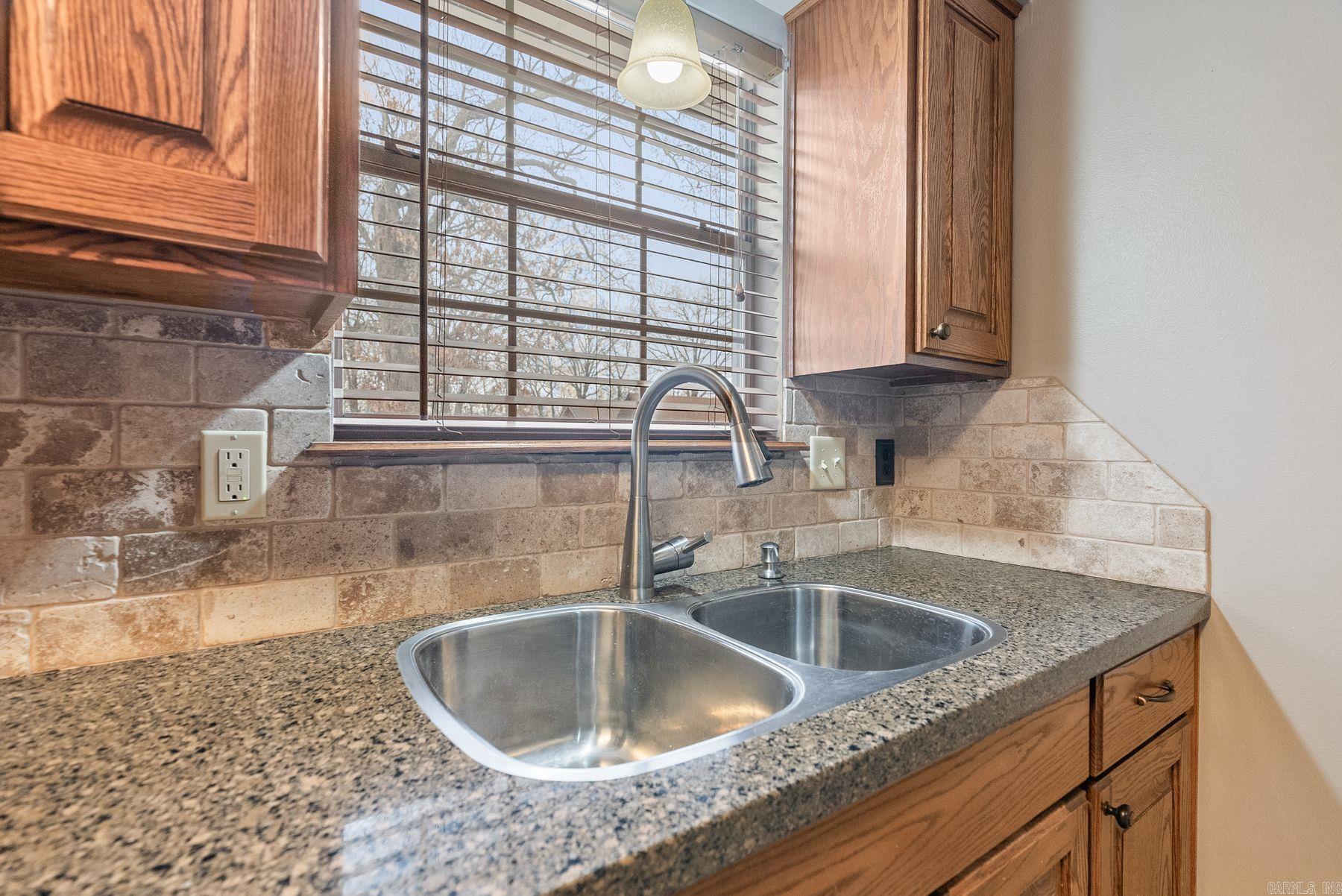 2210 E Maryland Avenue