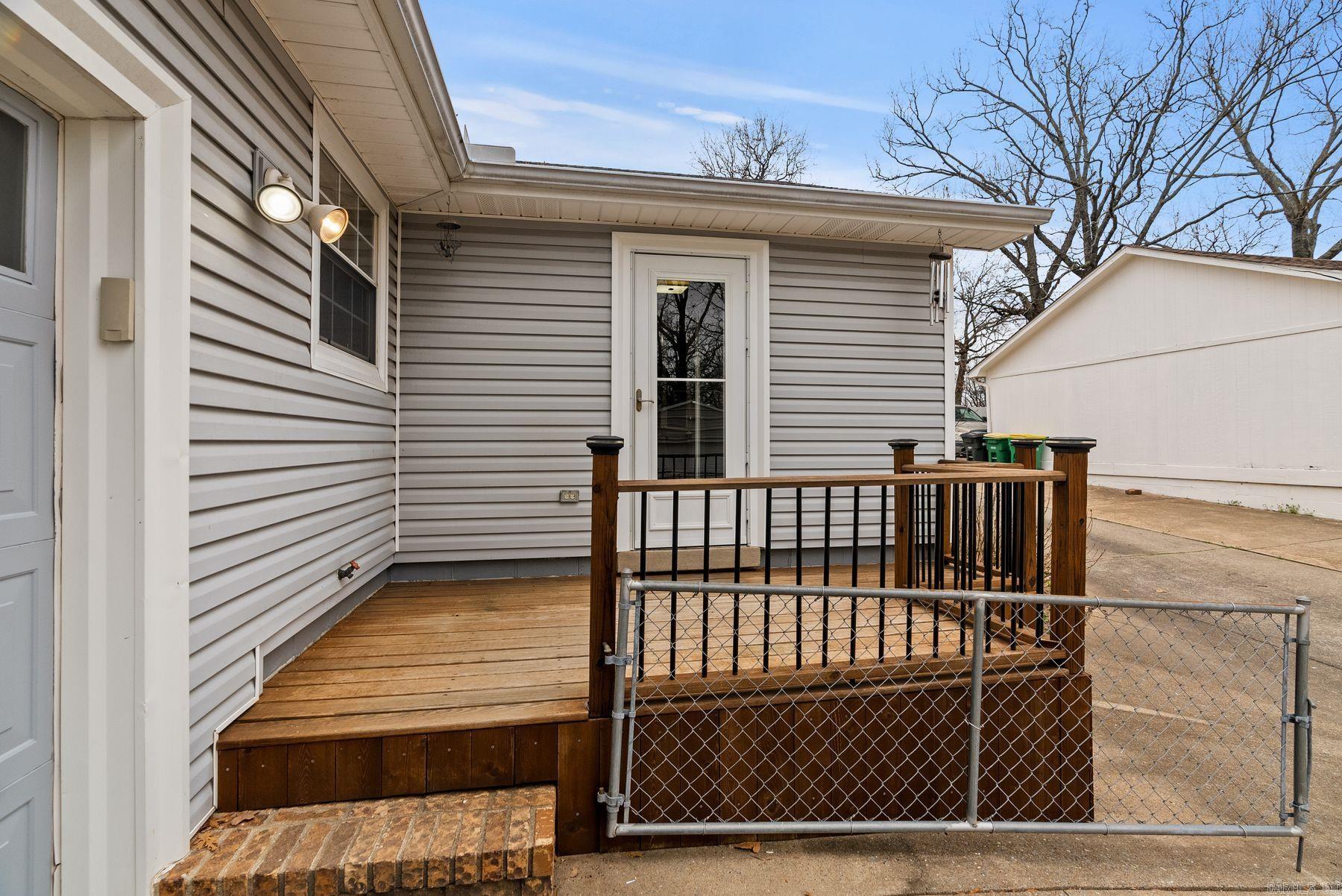 2210 E Maryland Avenue