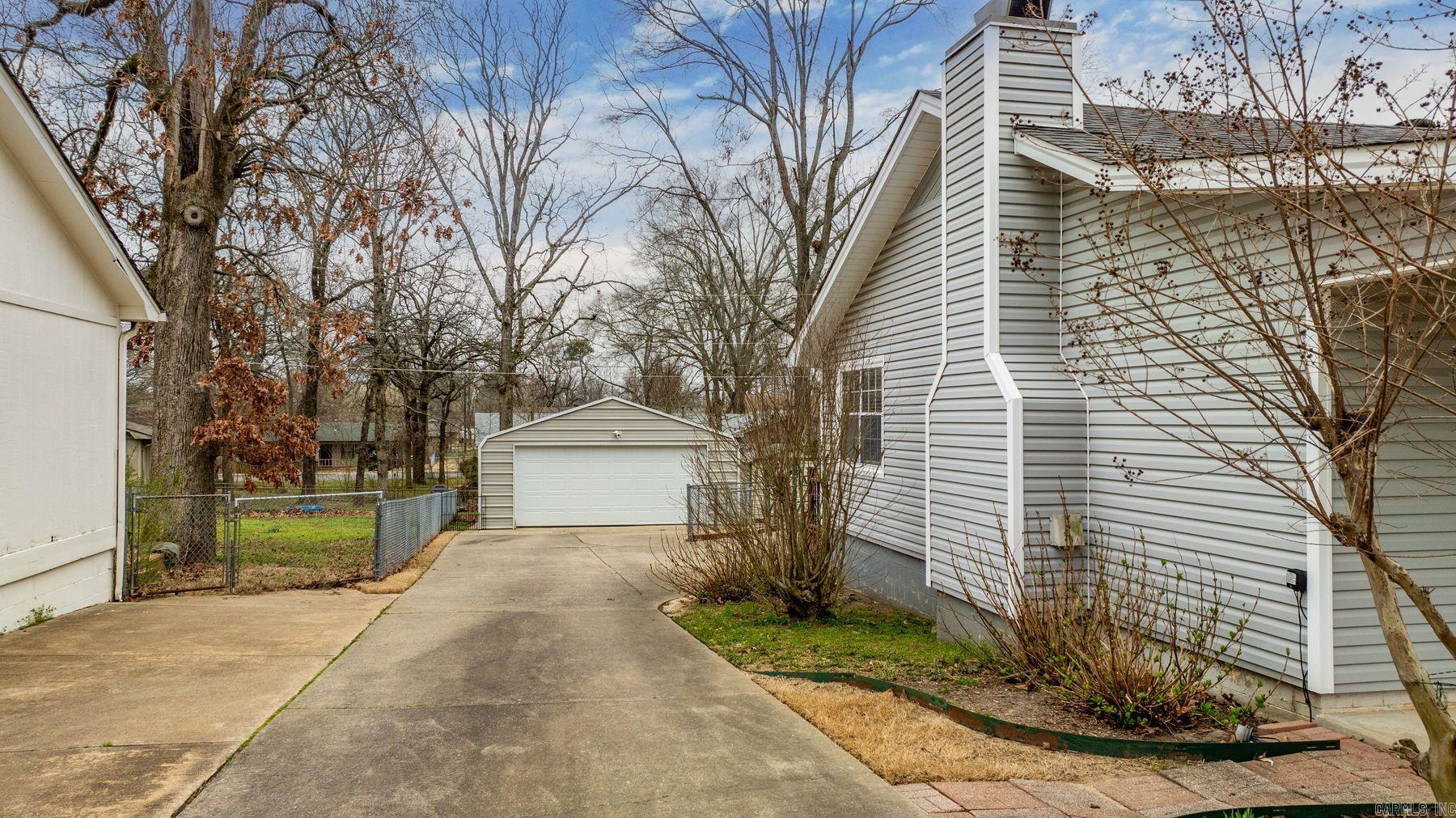 2210 E Maryland Avenue