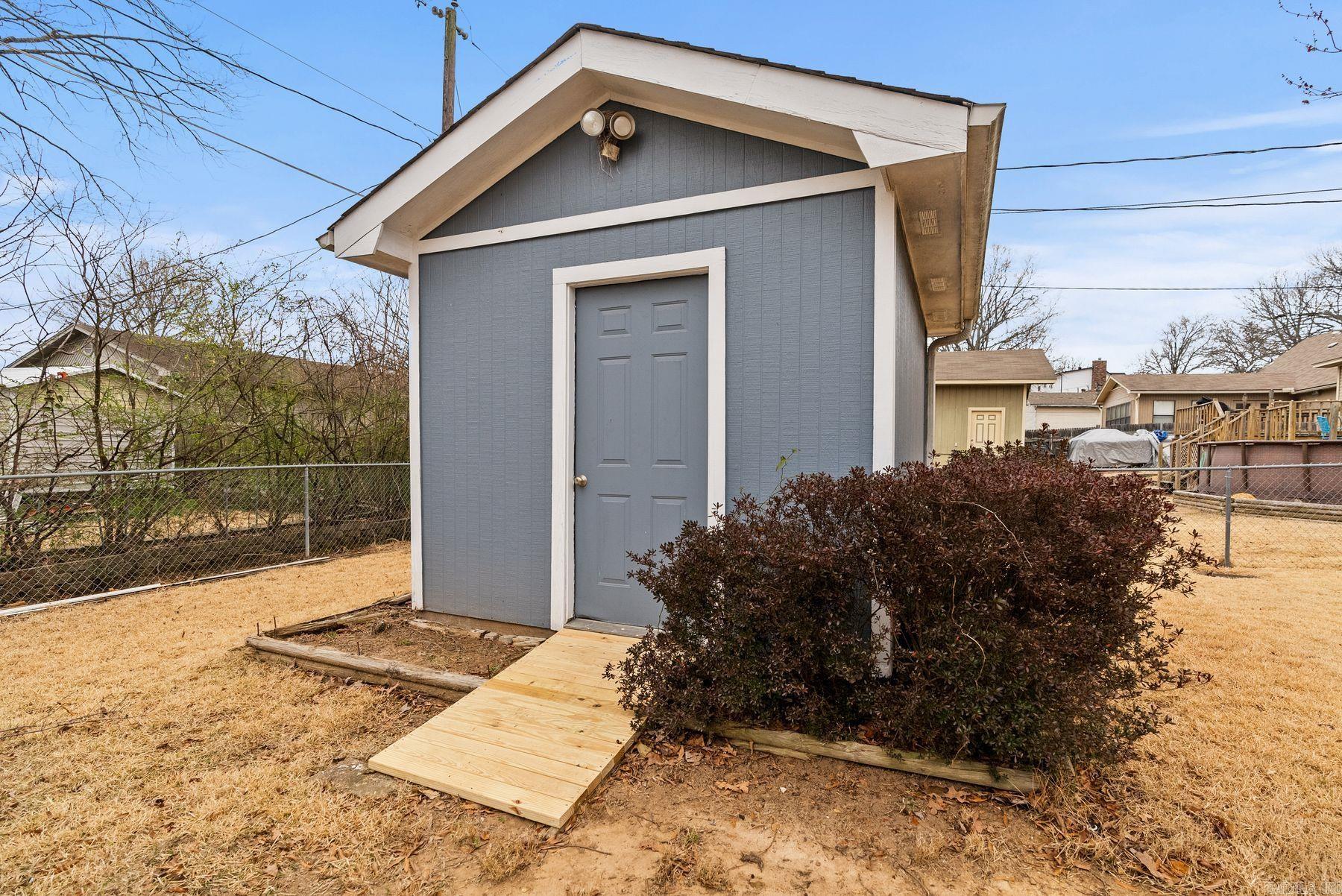 2210 E Maryland Avenue