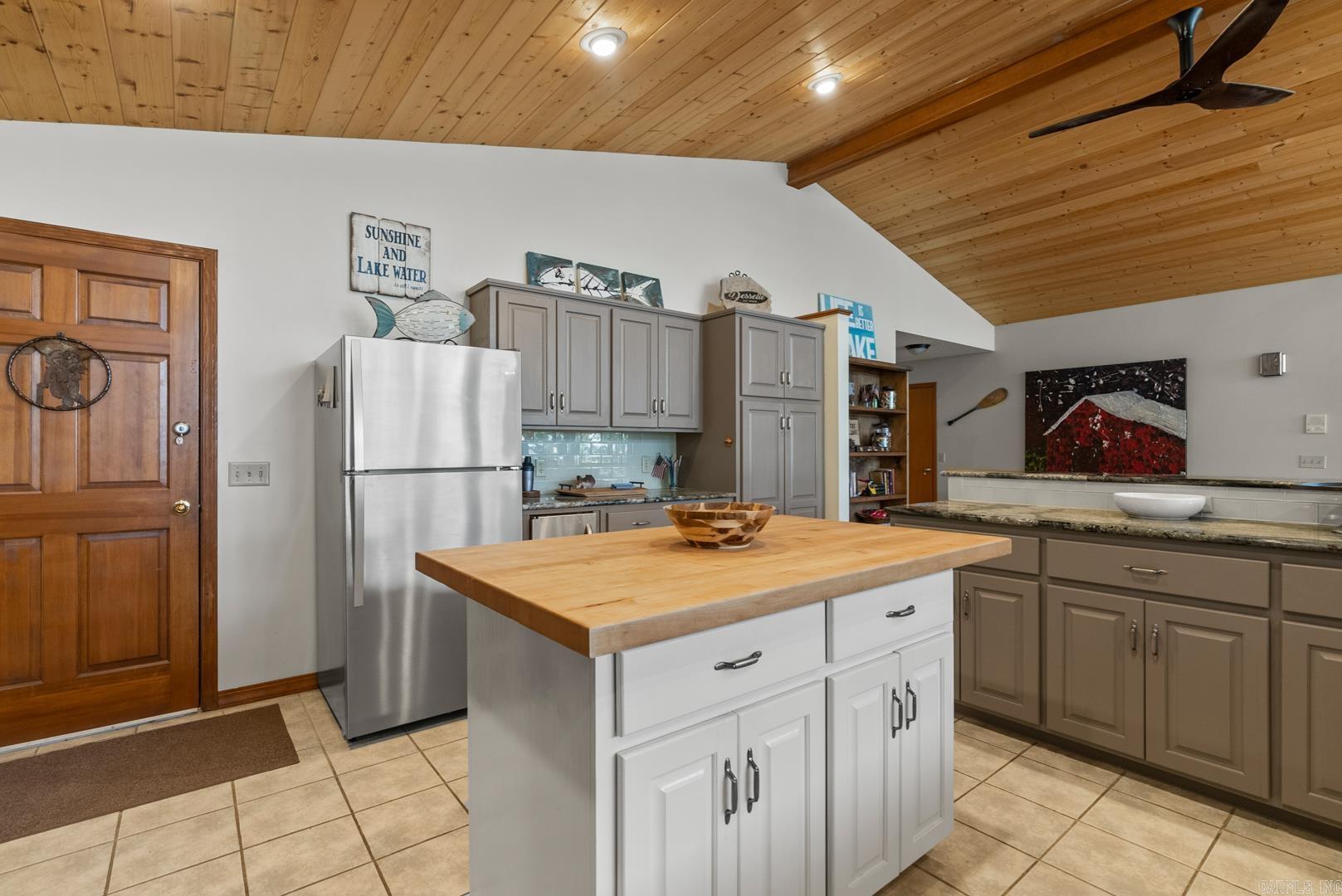 639 Lakefront Road