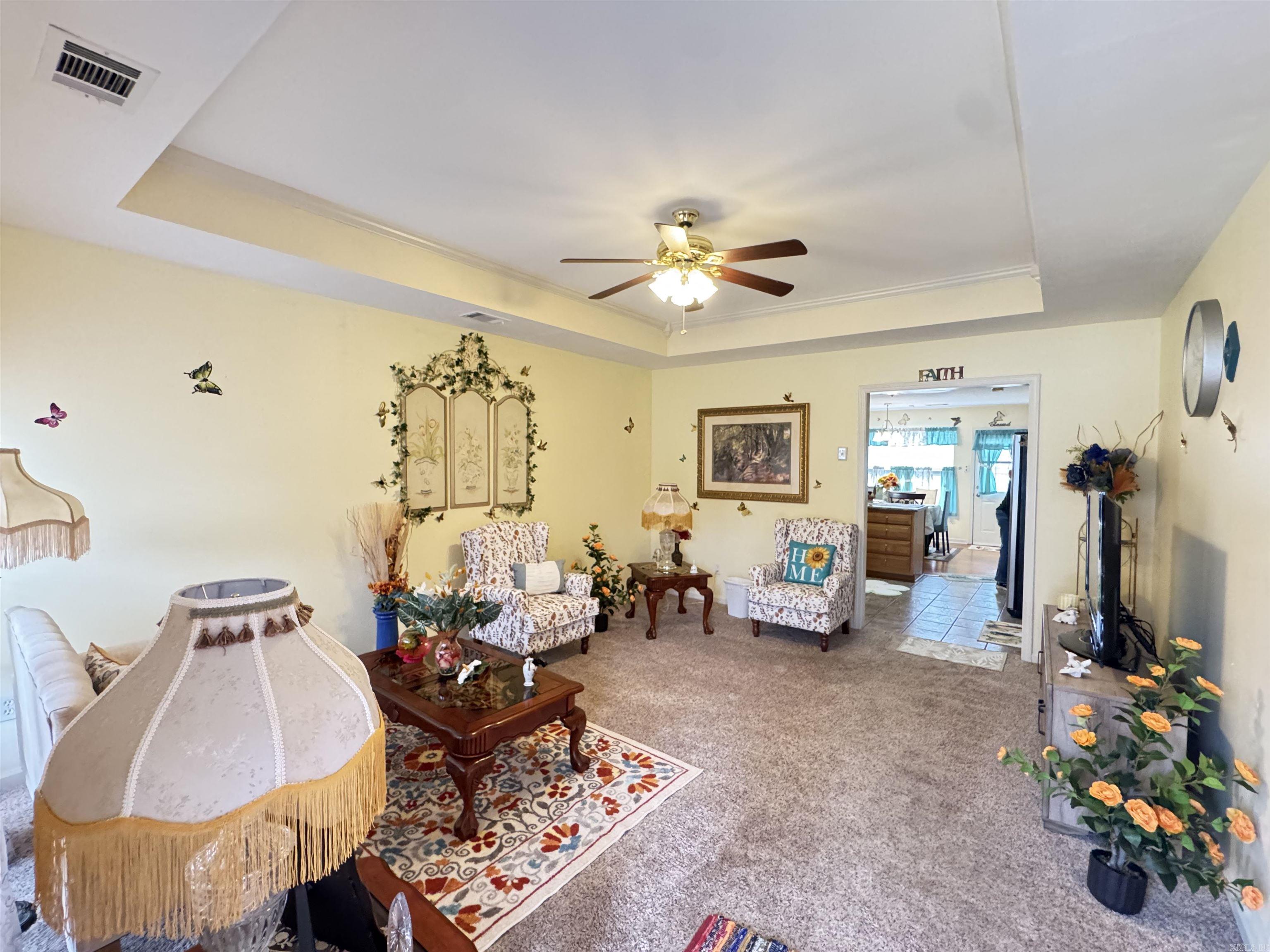 211 W Valentine