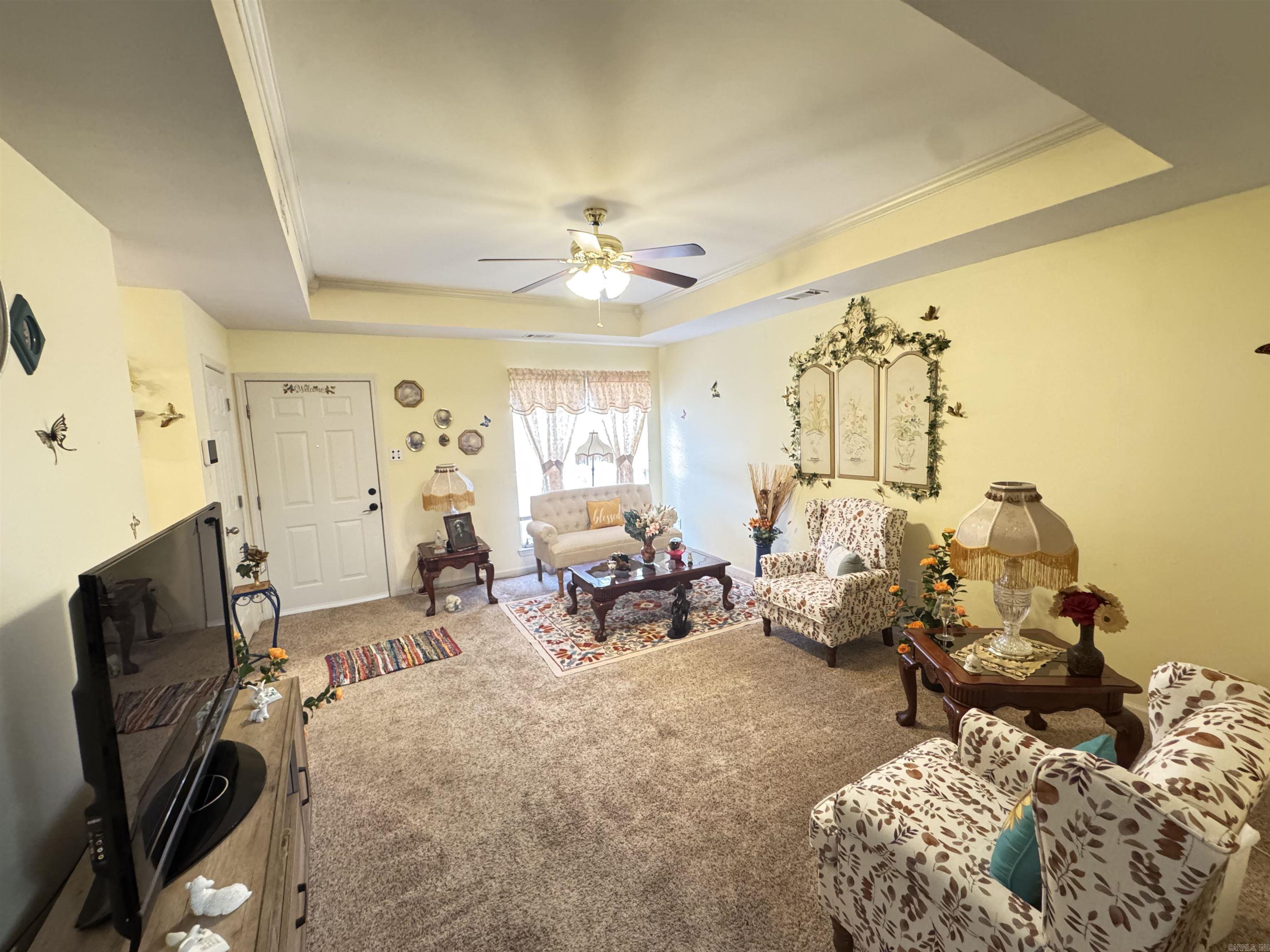211 W Valentine