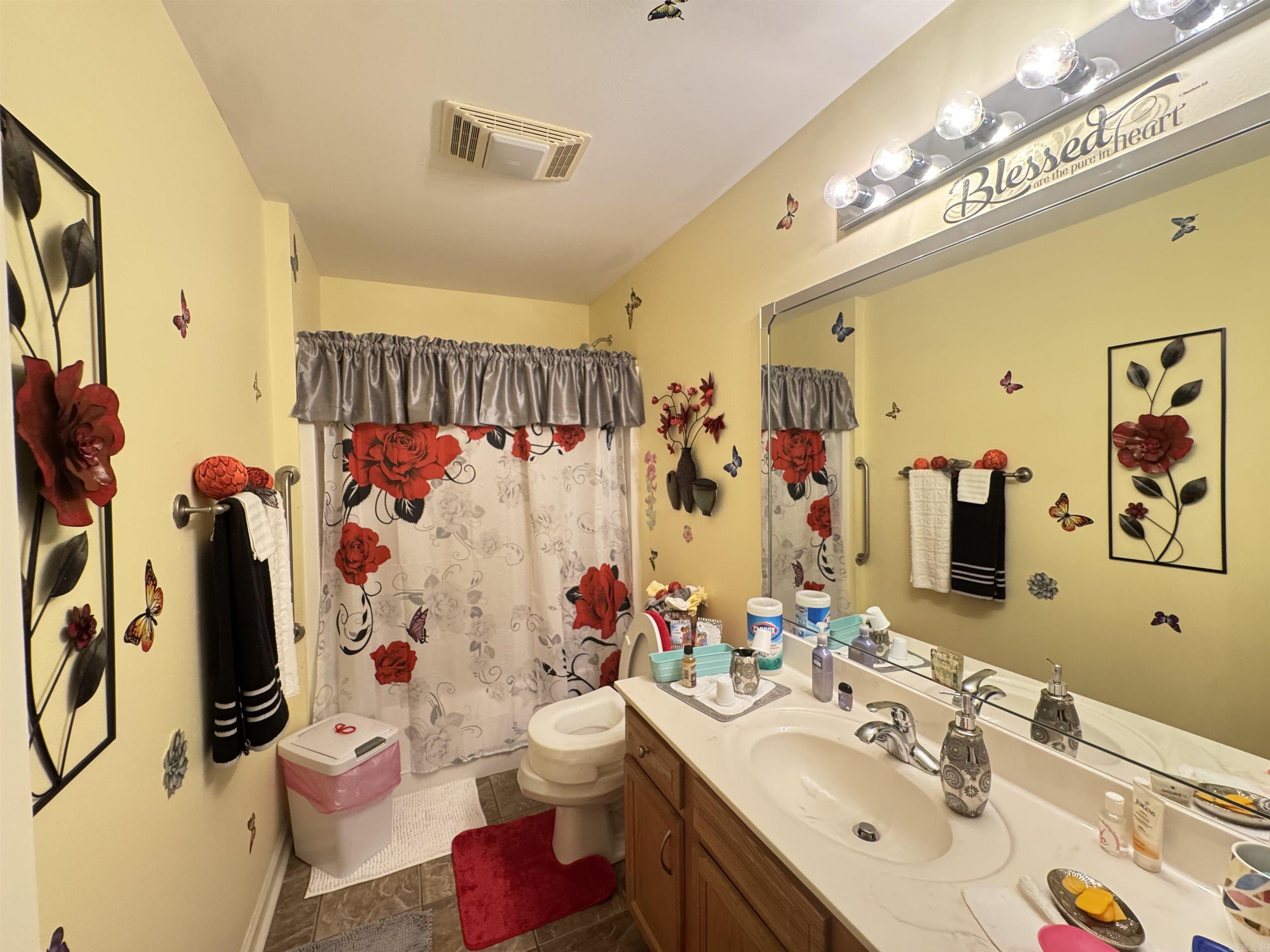 211 W Valentine
