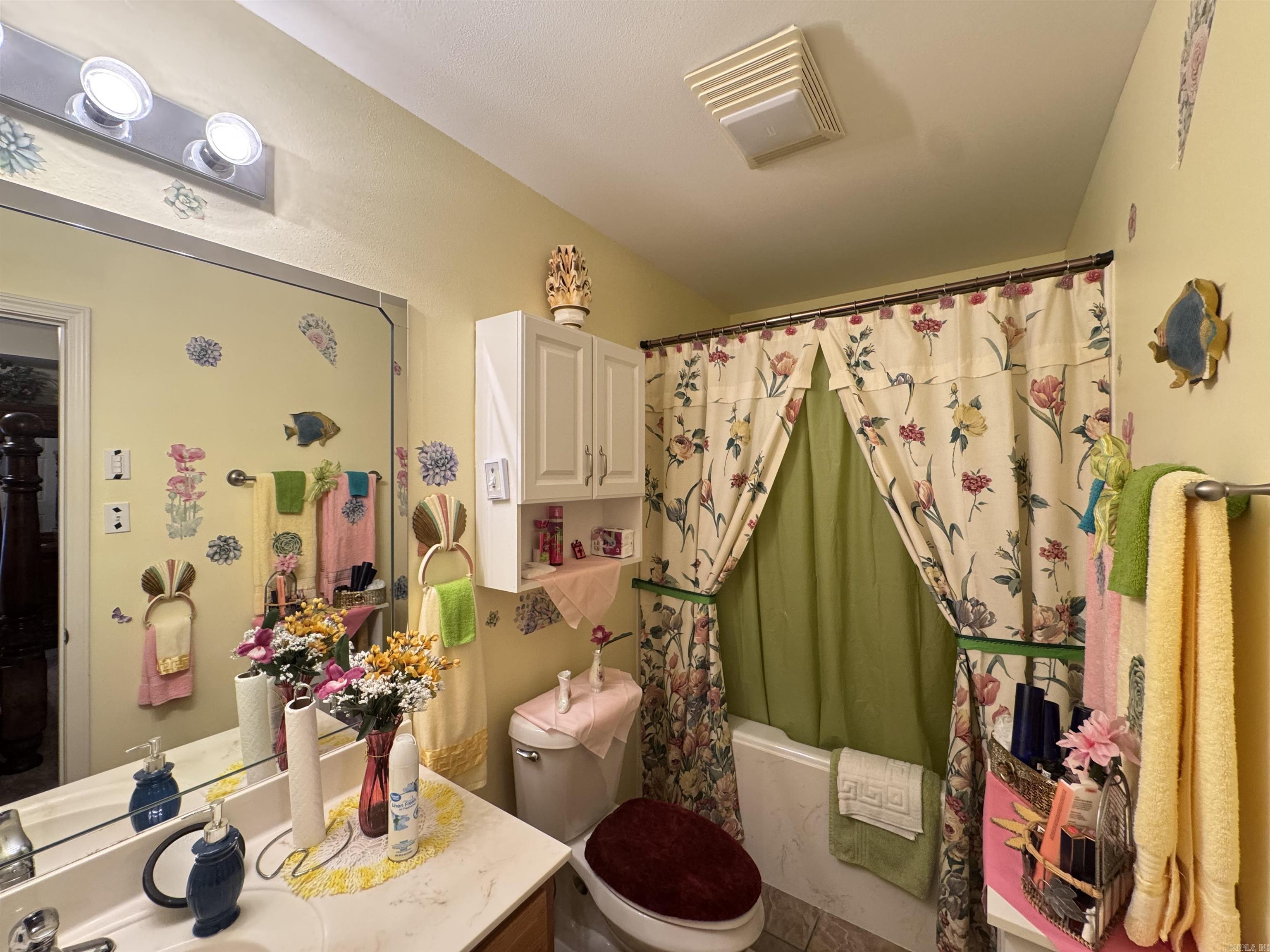 211 W Valentine