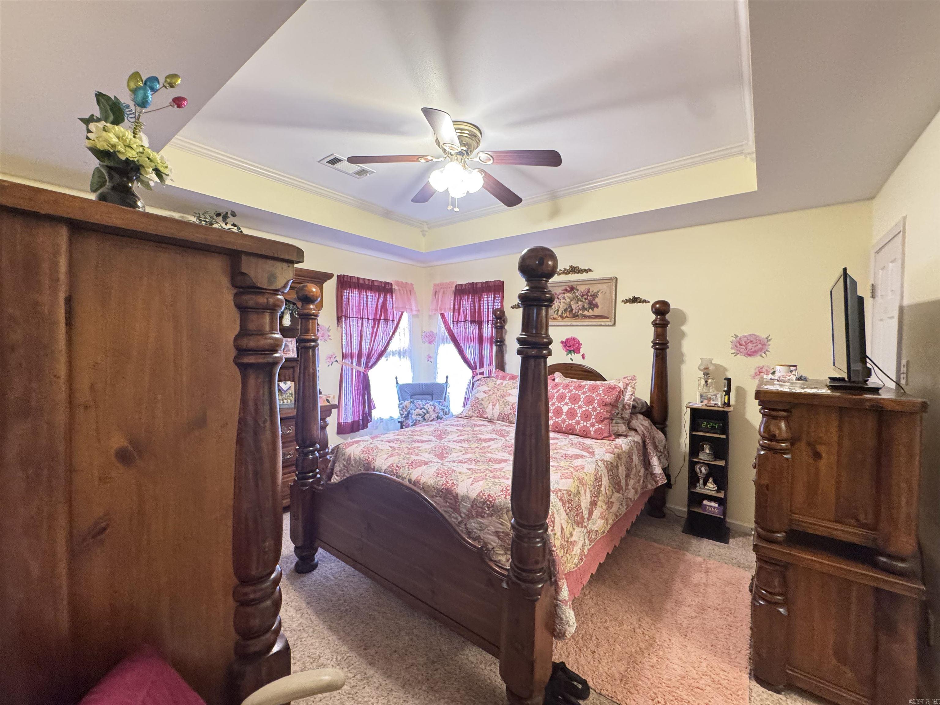 211 W Valentine