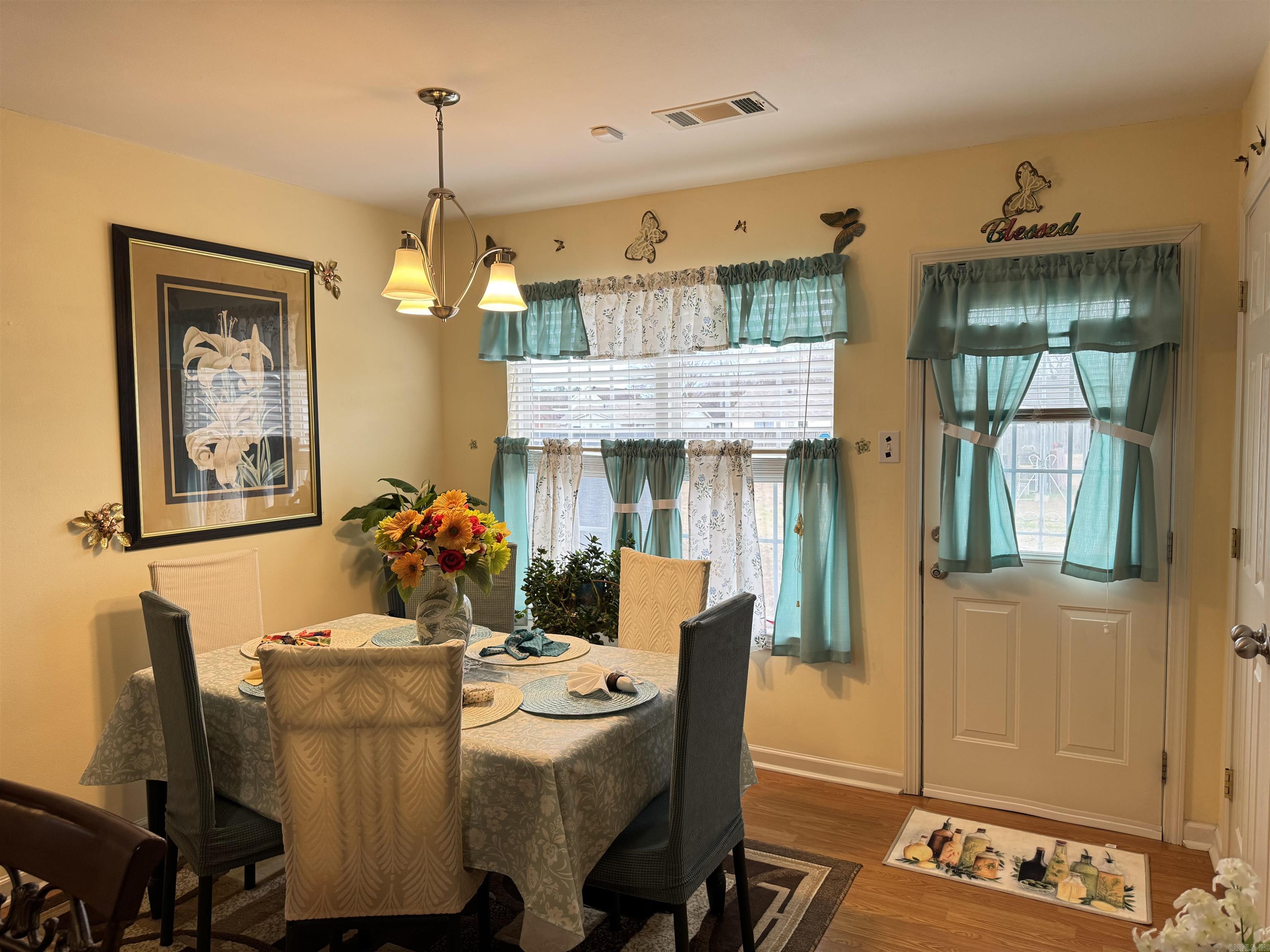 211 W Valentine