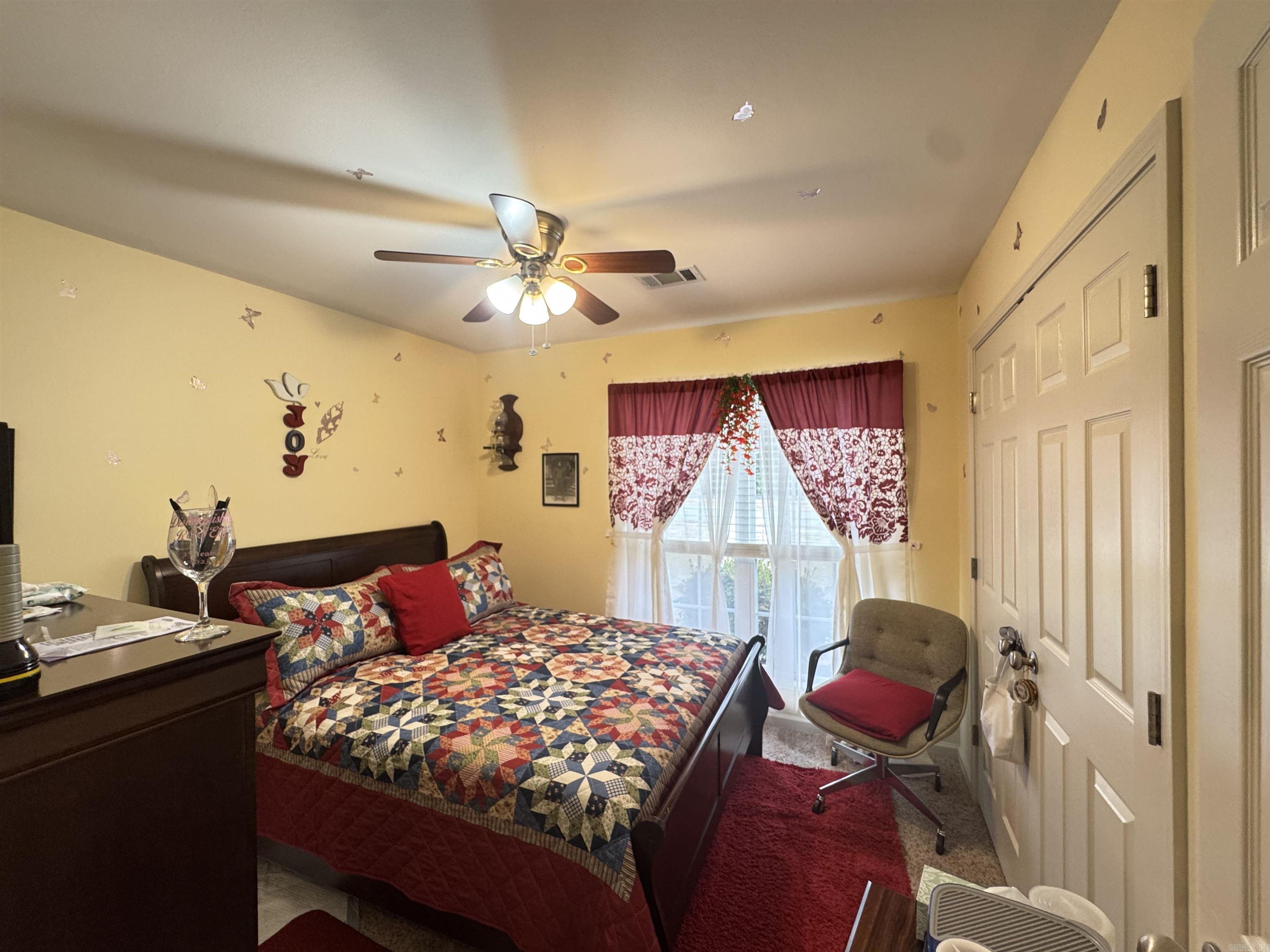 211 W Valentine