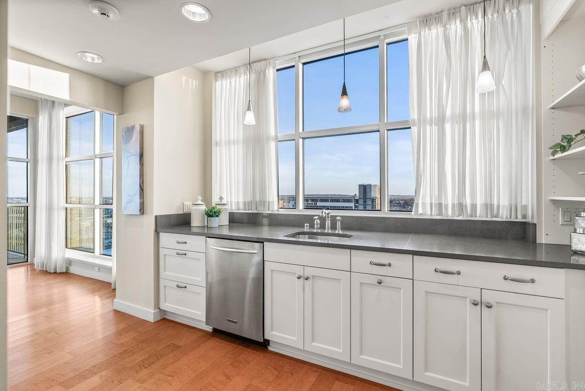 521 E President Clinton Avenue Unit: 1402