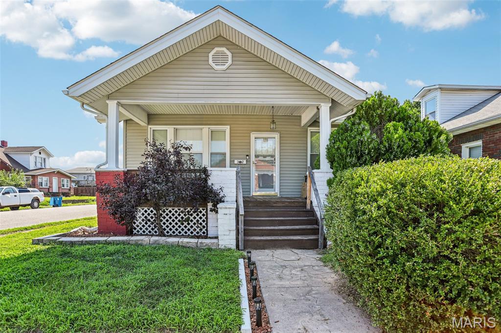 302 Whitelaw Avenue