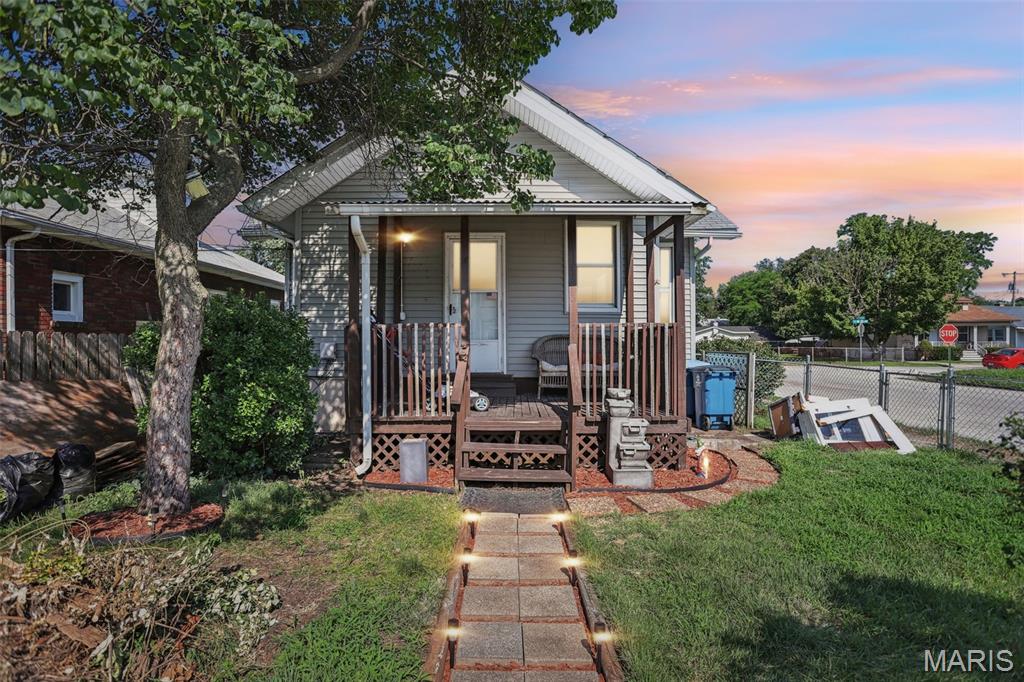 302 Whitelaw Avenue