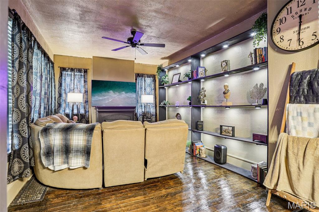 302 Whitelaw Avenue