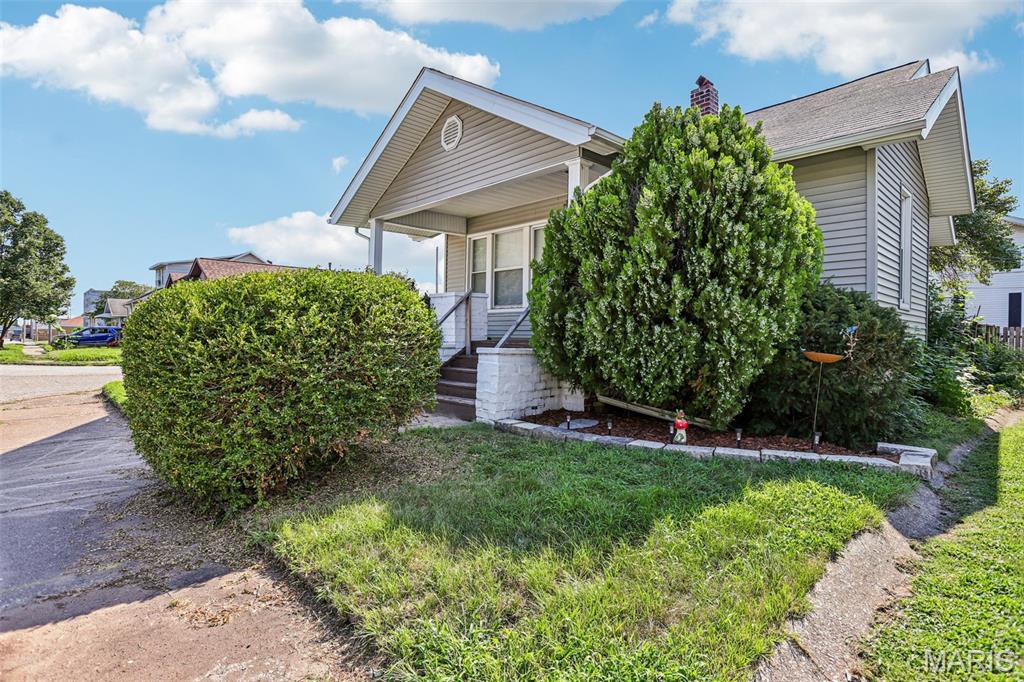 302 Whitelaw Avenue