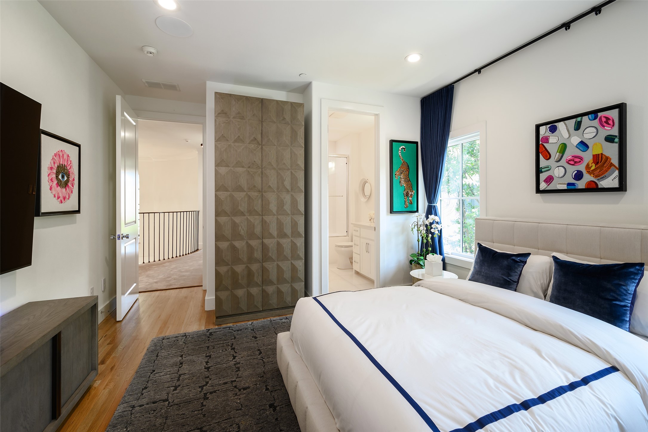 4557 Belclaire Avenue