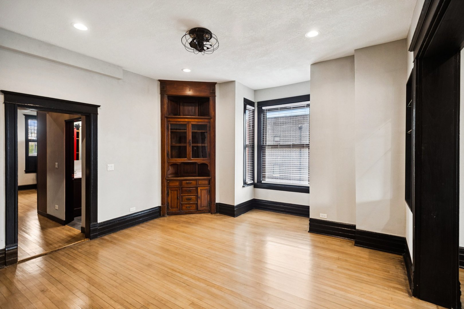 2900 W Belmont Avenue Unit: 3