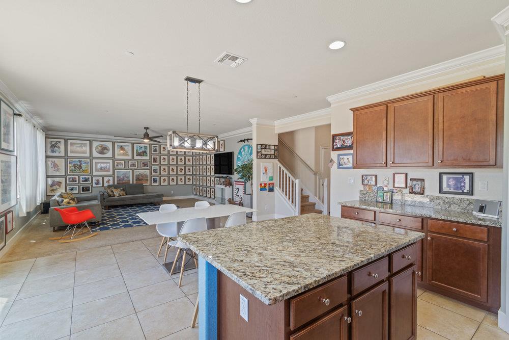 662 Luna WAY