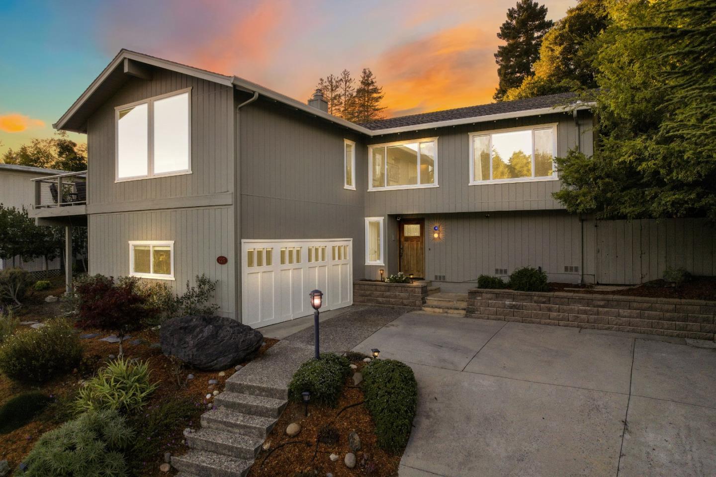 225 Esmeralda DR