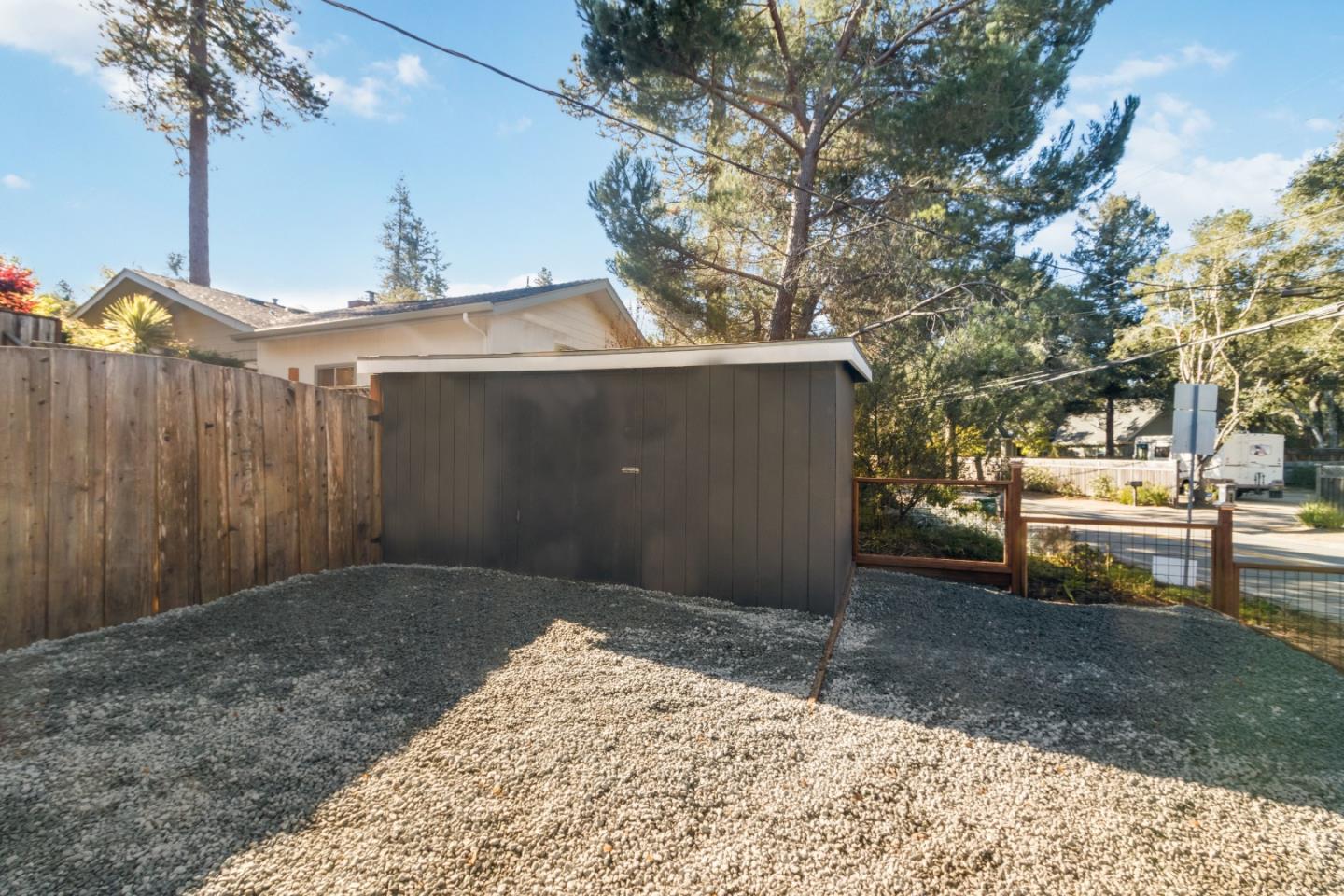 915 Lockewood LN