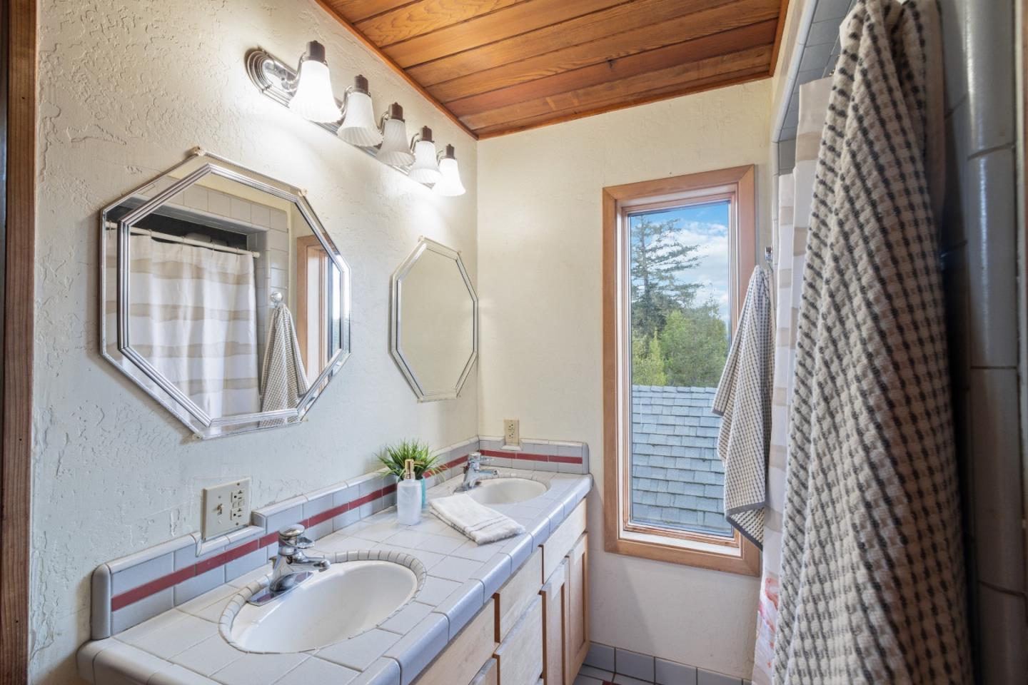 222 Timberwood RD