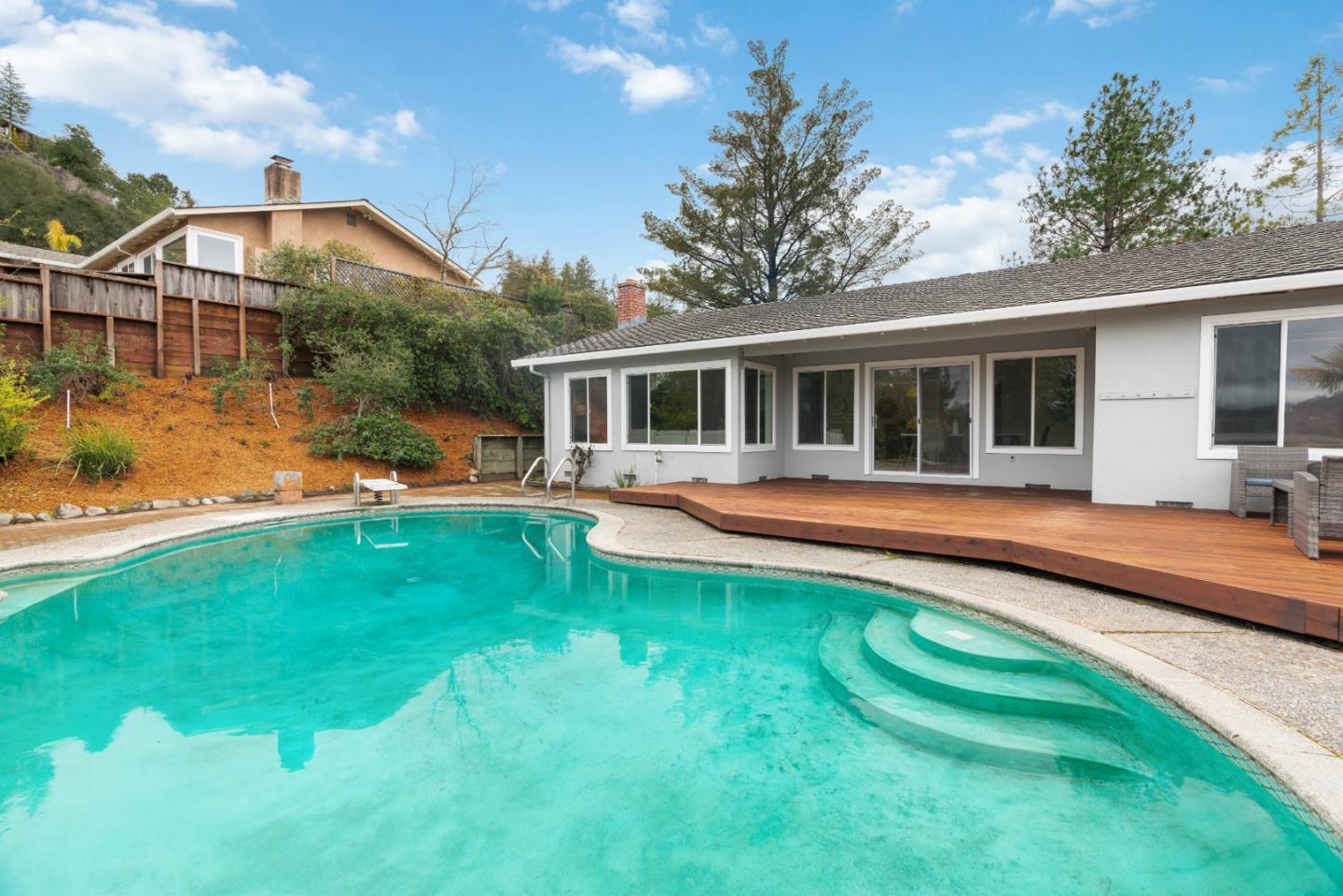 895 Whispering Pines DR