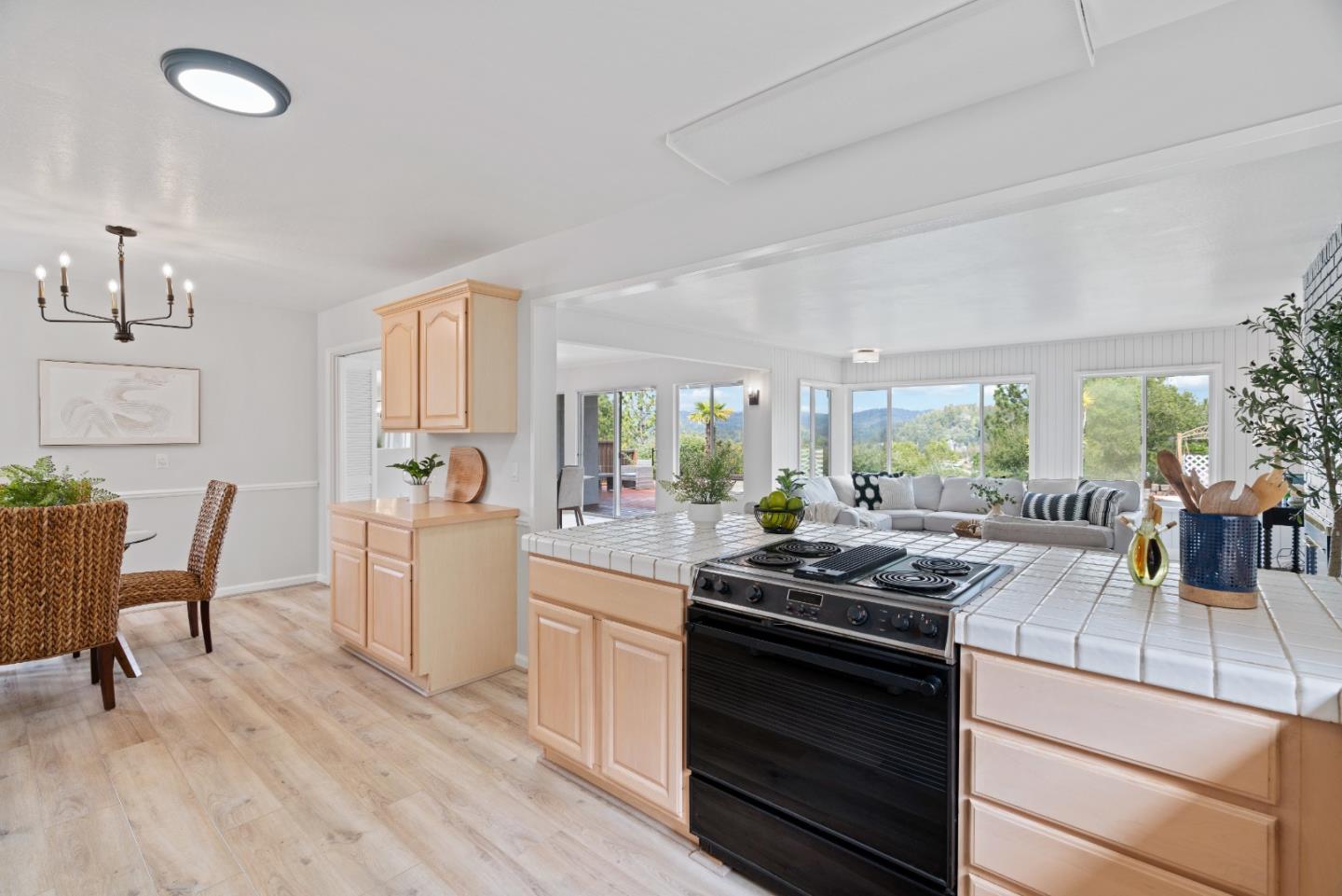 895 Whispering Pines DR