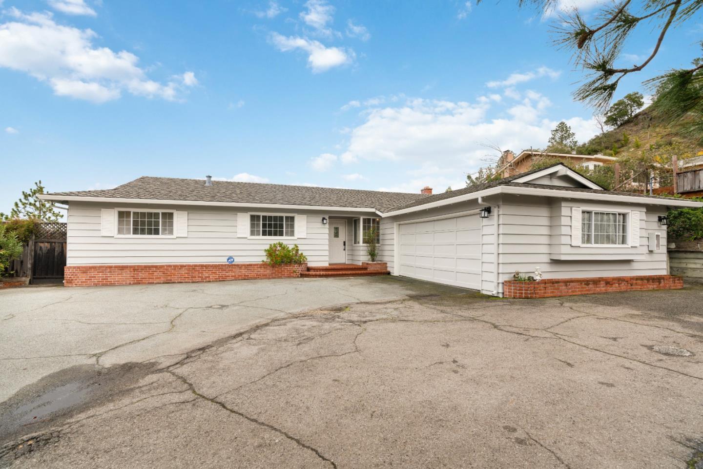 895 Whispering Pines DR